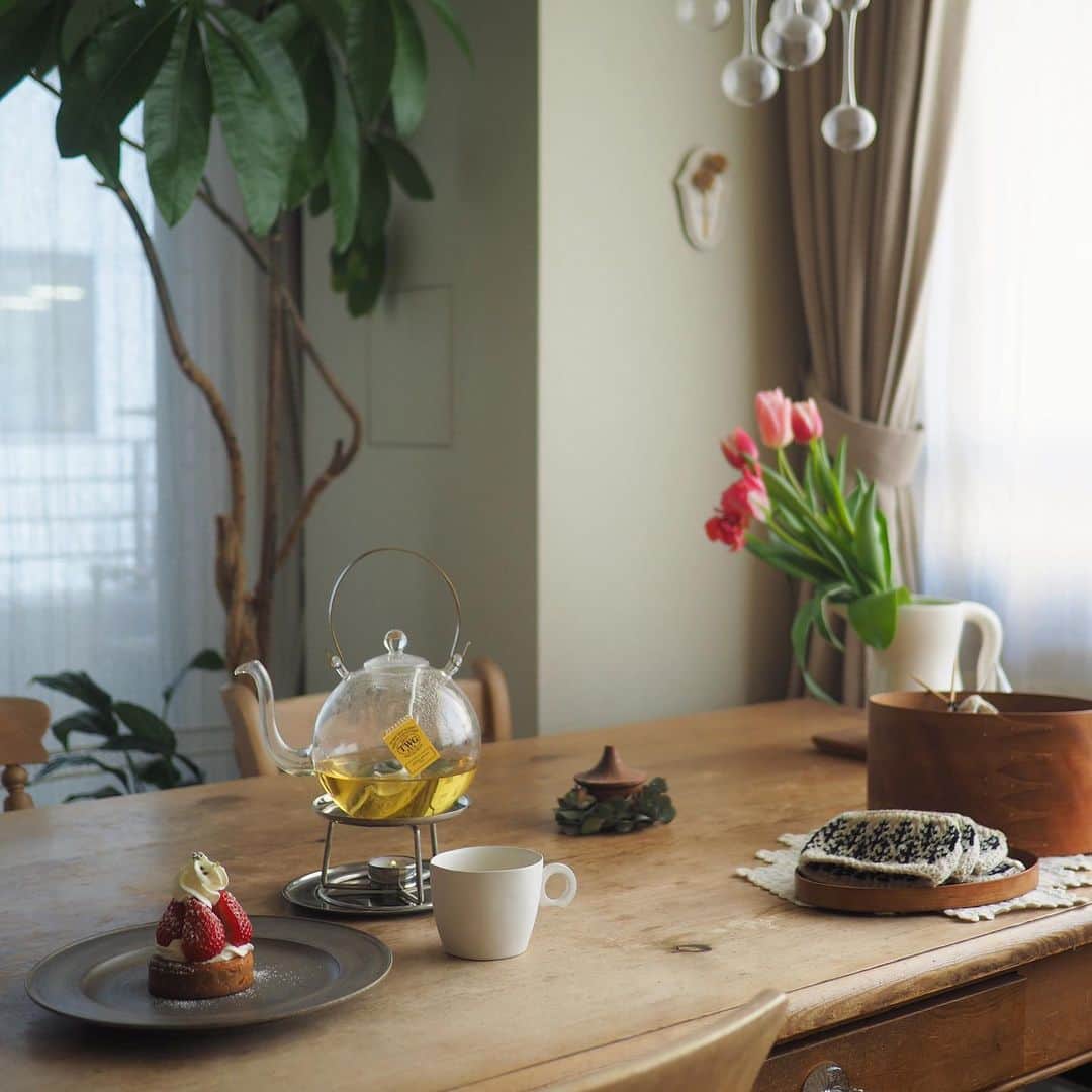 naomiのインスタグラム：「𓂃  いちご🍓のタルトを作りました  ケーキ食べてくれる子供が巣立ったら お菓子作らなくなるんだろうなって考えると寂しい😿  食べるより作るのが好きなのかも  _  マイル✈︎の期限が切れちゃうので ヨーグルトメーカーと交換しました  まずはR1を培養中 甘酒や低温調理も気になる 新しい家電って楽しいね　𓏋 𓌉」