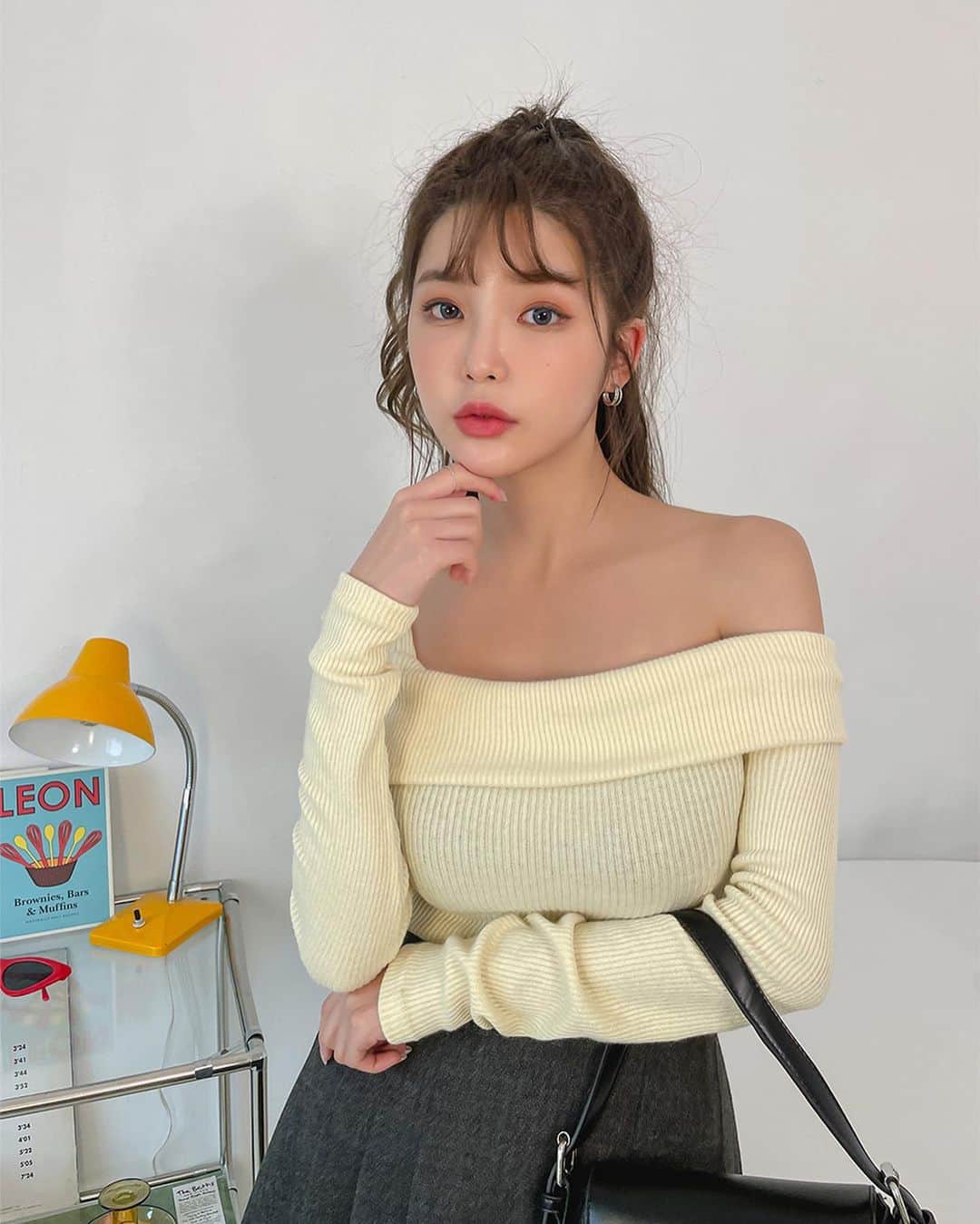 Chuuのインスタグラム：「넥라인과 어깨라인이 돋보이는 오프숄더 티셔츠! 쫀쫀한 신축성과 세로 골지 라인으로 슬림한 바디라인을 연출 시키는 티셔츠로 과감한 데일리 스타일로 드레스업 하고 싶은 날! 포인트 티셔츠로 예쁘게 착용 해보세요💛  #chuu#츄 #lovely_daily_look_chuu」