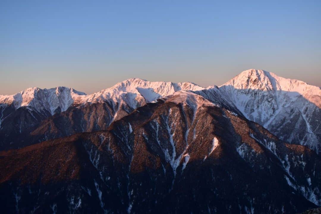 のインスタグラム：「Follow: @nationalpark_japan⠀ Location: Mt.Yakushidake（Hoo Sanzan Mountains）/薬師岳（鳳凰三山）⠀ .⠀ Here we have a beautiful view of the Shirane Sanzan Mountains aglow in the morning light.⠀ The Shirane Sanzan Mountains look especially magnificent when covered with snow.⠀ .⠀ On our Instagram, we will also share wonderful photos of National Parks of Japan posted on Instagram with the tag #nationalparksjp. We look forward to your participation!⠀ .⠀ #MinamiAlpsNationalPark #南アルプス国立公園 #山梨県 #長野県 #静岡県⠀ .⠀ #NationalPark #nationalparks #nature #findyourpark #instafollow #japan #landscape #landscape_lovers #ourplanetdaily #landscapephotography #hiking #outdoors #traveling #travel #explore #visitjapanjp #日本 #國家公園 #일본 #국립공원 #国立公園」