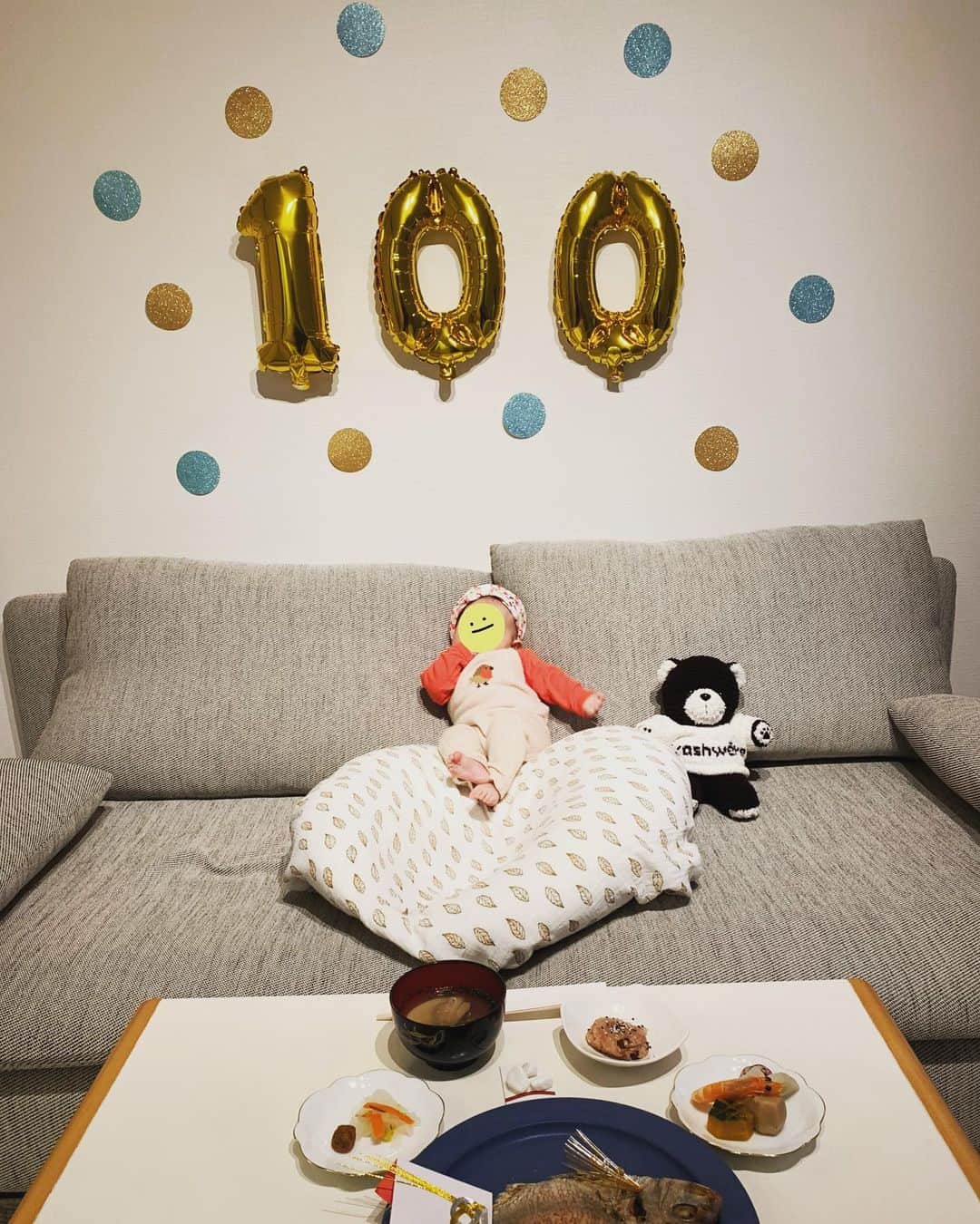 佐藤のぞみのインスタグラム：「100日のお祝いした時の🤳❤️ #お食い初め #生後100日  #女の子ベビー #baby  #小さめベビー  いただいたお洋服がかわいいの😍 次の日の鯛めしが美味しかった！ #親が満喫 #これからの健康を祈る」