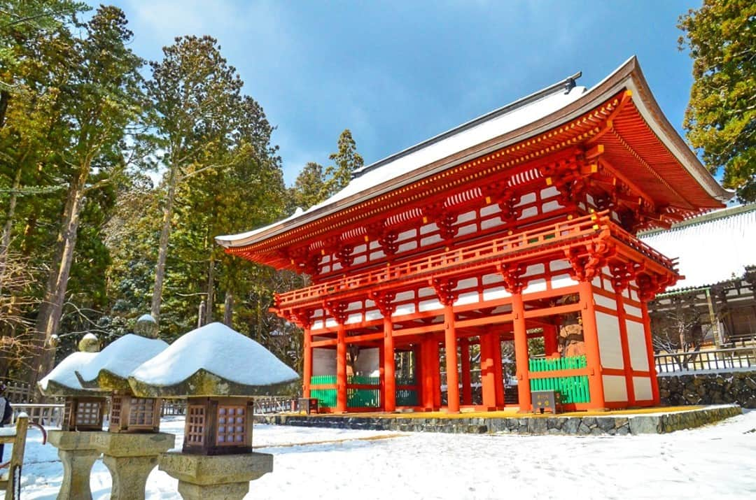 Travel.jp / トラベルjpのインスタグラム：「✈【和歌山へ妄想旅行✨】雪の天空の聖地！和歌山「高野山」で金剛峯寺と二大聖地を巡る旅⁠ .⁠ 一面の雪に覆われた、幻想的な景色が楽しめる高野山✨⁠ 今年は写真を見て妄想旅行をしてみませんか？♪⁠ ⁠ ⁠ #行きたいところリスト⁠ 次の旅行で行きたくなる場所をピックアップ☺⁠ 安心して旅行に行ける日常に早く戻りますように。⁠ .⁠ 【写真/モノホシ ダン】⁠ .⁠ 詳しい情報は【LINEトラベルjp 雪の天空の聖地】で検索❤️⁠ .⁠ #旅行 #旅行好き #旅行好きな人と繋がりたい #トラベラー #女子旅 #女子旅行 #国内旅行 #海外旅行 #インスタ映え #トラベル #トリップ #絶景 #カメラ女子 #カメラ男子 #ダレカニミセタイケシキ #LINEトラベルjp #妄想旅行 #和歌山旅行 #和歌山観光 #高野山 #金剛峯寺」