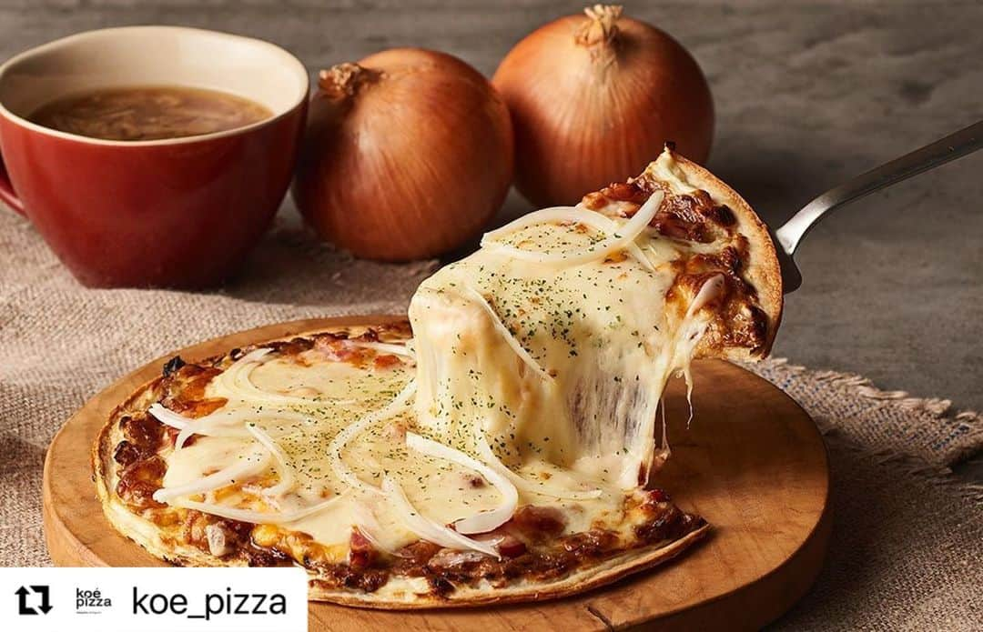 コエさんのインスタグラム写真 - (コエInstagram)「. ＼期間限定🍕2.1(mon)発売！／ 淡路島の玉ねぎを使った オニオングラタンスープのような新メニュー🍕🧅  ○ 兵庫県淡路市 / オニオングラタン チーズピッツァ　￥2000+tax  淡路産の玉ねぎをじっくり炒めたチャツネと４種のチーズをたっぷり重ねた、 オニオングラタンスープのようなピッツァ。 フレッシュな玉ねぎの食感と倉敷ベーコンの塩気に、 フロマージュブラン、グリュイエール、チェダー、モッツァレラの４種のチーズが交わった 寒い日にぴったりの濃厚な味わいです。 生地：オリジナルクラスト . . 《２月 営業時間》 2月1日〜2月11日  10:00-17:00 2月12日〜2月28日  10:00-20:00 / テイクアウトのみ  . #koe #koepizza #ethical #pizza #okayama #okayamapizza #okayamacafe #diningout #domainetetta #コエ #コエピザ #ピザ  #エシカル #岡山 #岡山グルメ #岡山カフェ #岡山レストラン#岡山ピザ #岡山ランチ #地産地消 #岡山観光 #石山公園 #岡山城 #後楽園 #ダイニングアウト #チーズメルト #長場雄 #萬代基介 #オニオングラタン #淡路島玉ねぎ」2月5日 15時03分 - koe_official