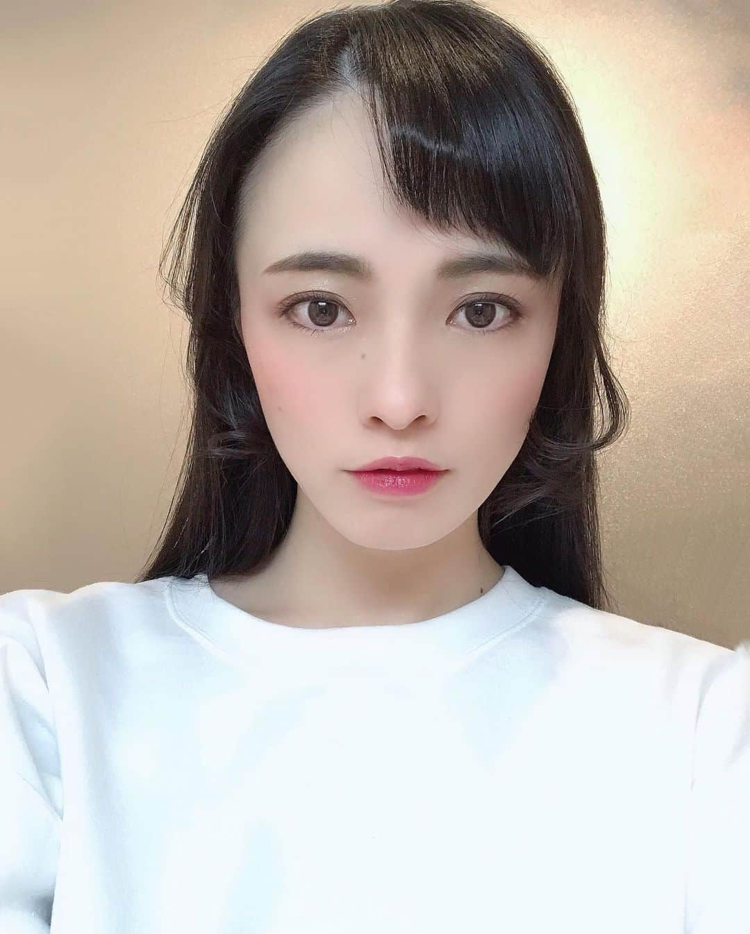 大湖せしるさんのインスタグラム写真 - (大湖せしるInstagram)「﻿ 先日ね、﻿ ﻿ ヘアメンテしたとき﻿ お顔周りも﻿ カット﻿ ﻿ 髪をまとめたとき﻿ 自然とサイドに 流れる落ちる感じが ほしくて﻿ ﻿ 今日は﻿ しっかりめに巻いて﻿ 毛先を﻿ 遊ばせてみた﻿ ﻿ この﻿ お顔周りカット﻿ 流行ってるらしいね﻿ ﻿ まだまだ﻿ ステイホームの毎日やけど﻿ 小さな楽しみ見つけて﻿ たまには﻿ 気持ちに変化をつける﻿ 工夫も大事﻿ ﻿ 自分の機嫌は﻿ 自分次第♪﻿ ﻿ ﻿#カット #ヘアカット #ヘアチェンジ #ヘアアレンジ #顔周りカット #気分転換ってめっちゃ大事」2月5日 15時16分 - cecile_daigo