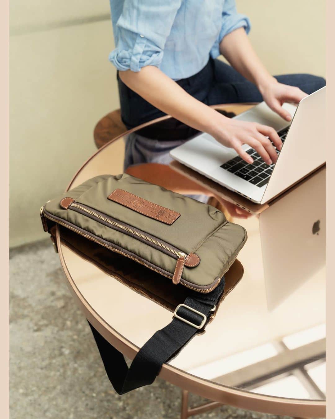 Felisi Japan 〔フェリージ〕のインスタグラム：「【2021 SPRING & SUMMER COLLECTION】 . ■SMART LINE . 見た目はスマートなのに、機能性と収納力は 見た目以上の実力の「SMART LINE」。 幅広い品ぞろえで、オフィスへの通勤はもちろん、 サテライトオフィスやカフェで働くシーンなどにも柔軟に対応。 余計なものを持たずに、必要なものだけを軽快に持ち運ぶという 新しい働き方にフィットできるかどうか？ それが、未来のビジネスパーソンの必須条件になっていくはずです。 . Model No.1093/1/DS+A Price : ¥42,900 ※こちらのカラーは2月中旬発売予定 . ▶詳しくはプロフィールページからもご覧いただけます。 . . . #felisi #felisiselection #felisicollection #SS21 #newcollection #smartline #shouldebag #businessbag #nylonbag #totebag #bag #フェリージ #フェリージセレクション #フェリージコレクション #2021年春夏 #新作コレクション #スマートライン #ナイロンバッグ #ショルダーバッグ #ボディバッグ #ビジネスバッグ #トートバッグ #ミニバッグ #ミニショルダーバッグ #バッグ #かばん #鞄」