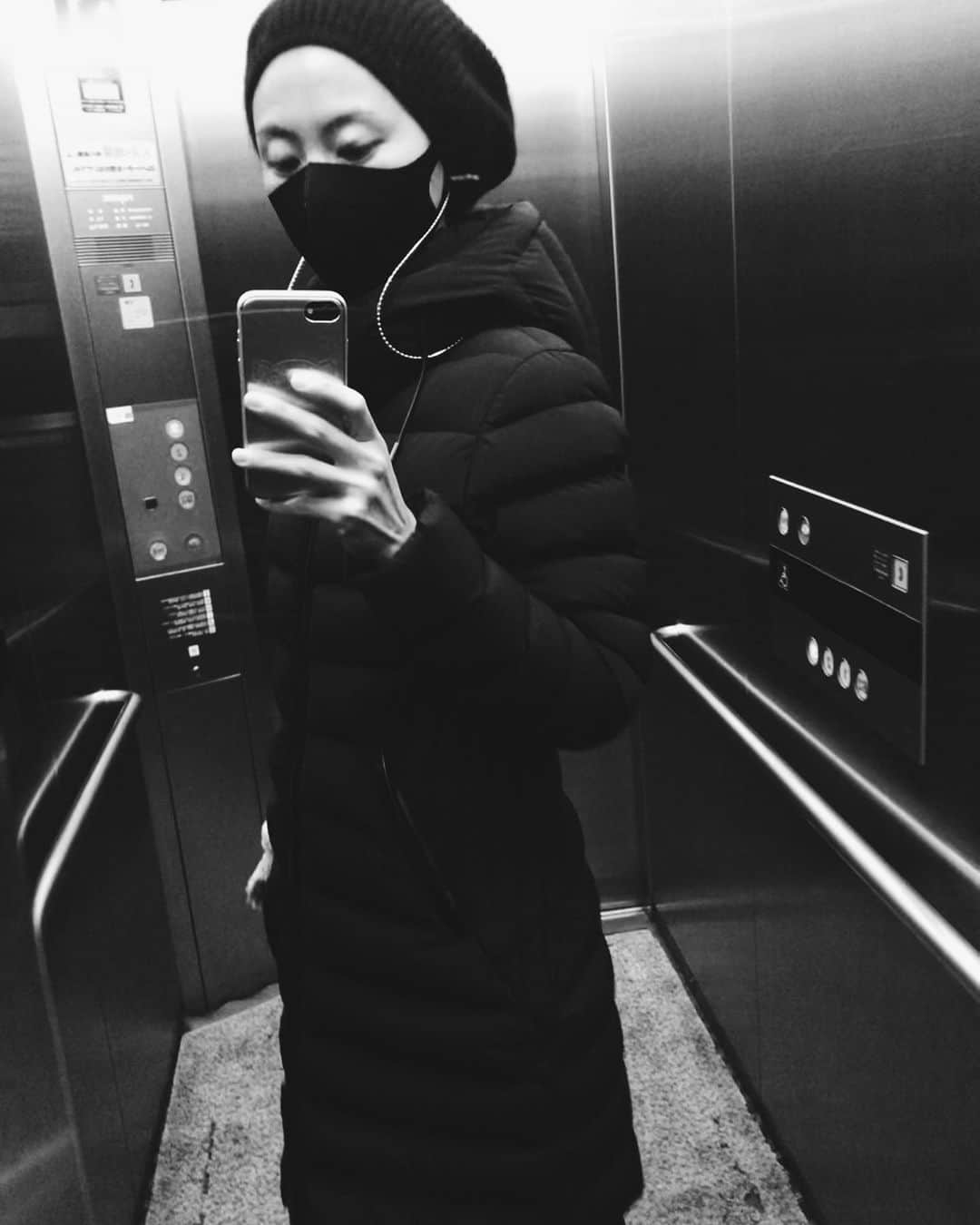 尾形沙耶香さんのインスタグラム写真 - (尾形沙耶香Instagram)「#elevatorselfie 🤳🏻  驚く程軽くてアッタカイ @mackage 🧥」2月5日 15時13分 - sayakaogata