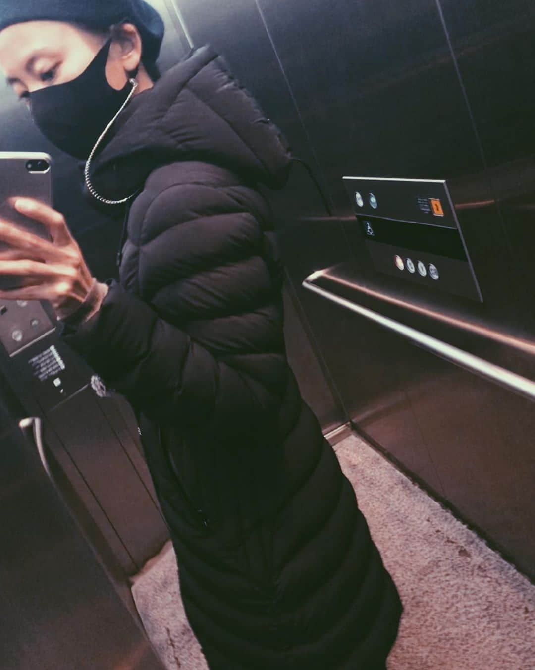 尾形沙耶香さんのインスタグラム写真 - (尾形沙耶香Instagram)「#elevatorselfie 🤳🏻  驚く程軽くてアッタカイ @mackage 🧥」2月5日 15時13分 - sayakaogata