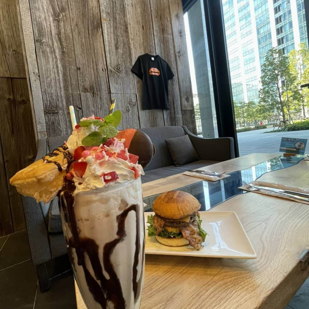 umamiburgerjpnさんのインスタグラム写真 - (umamiburgerjpnInstagram)「． 🌟NEW SEASONAL SHAKE🌟  今回は、、、 贅沢にアップルパイをどーーんと乗せ、シェイク自体にもアップルパイを使った 見た目のインパクトも味も抜群の  🍎🍓strawberry apple pie shake🍓🍎 です👏👏👏👏  アップルパイの甘さといちごのフレッシュな甘酸っぱさに シナモンがアクセントになった パーフェクトバランスシェイクに仕上がっております💃✨✨  本日より UMAMI BURGER全店で販売スタート📣🎶  是非お試しをーーー🤩🧡🧡  .  #ウマミバーガー #umamiburgerjpn #umamiburger #テイクアウト #takeout #デリバリー #delivery #ウマミバーガー青山店 #ウマミバーガーみなとみらい店 #ウマミバーガー錦糸町parco店 #ウマミバーガー横浜ベイサイド店 #ウマミバーガー有明ガーデン店  #ウマミバーガー南町田グランベリーパーク店  #ウマミバーガー恵比寿三越店 #seasonal #shake #期間限定  #シェイク #アップルパイ #いちご #ストロベリー #applepie #strawberry  #minatomirai #yokohama」2月5日 15時14分 - umamiburgerjpn