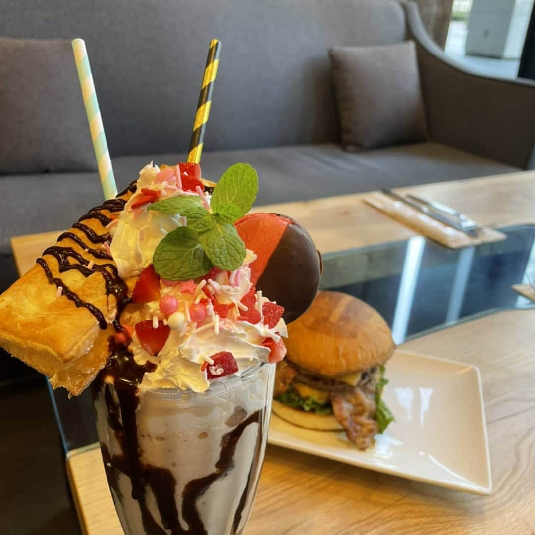 umamiburgerjpnさんのインスタグラム写真 - (umamiburgerjpnInstagram)「． 🌟NEW SEASONAL SHAKE🌟  今回は、、、 贅沢にアップルパイをどーーんと乗せ、シェイク自体にもアップルパイを使った 見た目のインパクトも味も抜群の  🍎🍓strawberry apple pie shake🍓🍎 です👏👏👏👏  アップルパイの甘さといちごのフレッシュな甘酸っぱさに シナモンがアクセントになった パーフェクトバランスシェイクに仕上がっております💃✨✨  本日より UMAMI BURGER全店で販売スタート📣🎶  是非お試しをーーー🤩🧡🧡  .  #ウマミバーガー #umamiburgerjpn #umamiburger #テイクアウト #takeout #デリバリー #delivery #ウマミバーガー青山店 #ウマミバーガーみなとみらい店 #ウマミバーガー錦糸町parco店 #ウマミバーガー横浜ベイサイド店 #ウマミバーガー有明ガーデン店  #ウマミバーガー南町田グランベリーパーク店  #ウマミバーガー恵比寿三越店 #seasonal #shake #期間限定  #シェイク #アップルパイ #いちご #ストロベリー #applepie #strawberry  #minatomirai #yokohama」2月5日 15時14分 - umamiburgerjpn