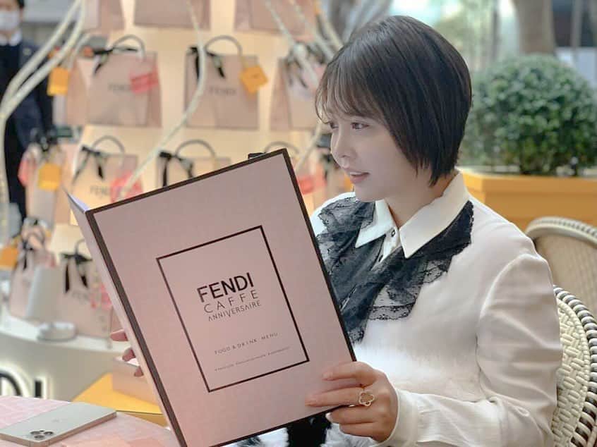湯本美咲のインスタグラム：「﻿ ﻿ ﻿ 🍽 𝐅𝐞𝐧𝐝𝐢𝐜𝐚𝐟𝐞💛﻿ 📍 表参道﻿ ﻿ 世界は広いけど﻿ 世間は狭い🤏☁️☁️﻿ ﻿ @ecrette.mayu ﻿ ﻿ @ecrette_official ﻿ ﻿ 　﻿ ❄︎❄︎❄︎❄︎❄︎❄︎❄︎❄︎❄︎❄︎❄︎❄︎❄︎❄︎❄︎❄︎❄︎❄︎❄︎❄︎❄︎❄︎❄︎❄︎❄︎❄︎❄︎❄︎﻿ ﻿ #フェンディ#fendibag#FENDI#フェンディバッグ#フェンディカフェ#fendicafe#アニヴェルセル#アニヴェルセル表参道#表参道カフェ#表参道カフェ#ブランドカフェ」