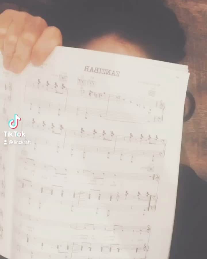 リンジー・クラフトのインスタグラム：「i thought i’d try!! and maybe just maybe @billyjoel will wanna #billysloel with me?! could you imagine slowing down #billyjoel songs with @billyoel  also i only joined tiktok to make this video. and i will be making them daily. just zanzibar ones. so watch at world, here i come. #zanzibar #tiktokzanzibar  it’s a rhythm thing i’m no good at. by the end of month i’ll get it good you guys. you’ll see! i promise to be funny tho. @williebhines you gotta do one. you too @andrewleeds」