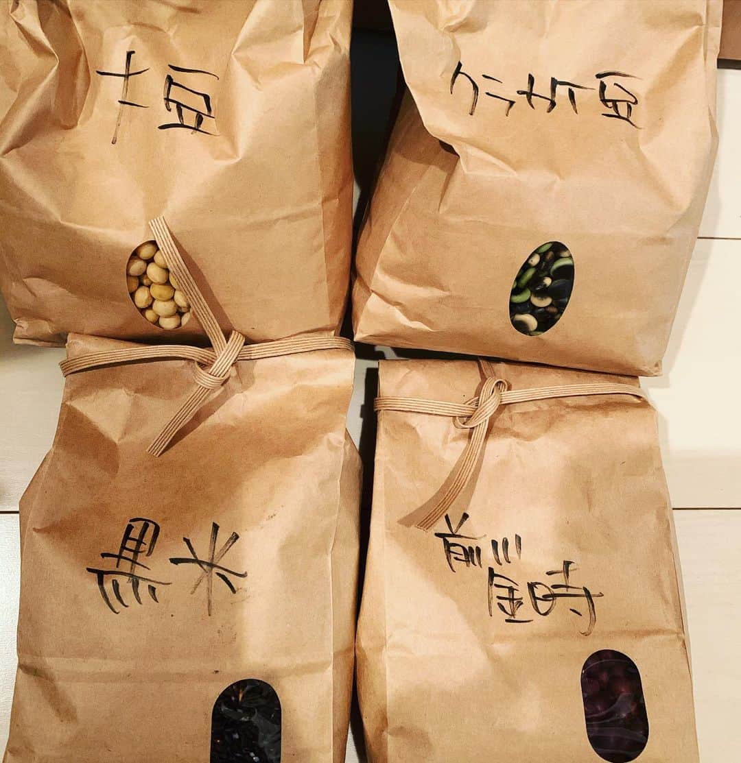 HanaHさんのインスタグラム写真 - (HanaHInstagram)「レコードを音楽好きの北海道の友達に送ったら、ジャガイモお豆とか送ってくれた〜 めちゃくちゃ美味しくて感動…  #シゼントトモニイキルコト  という野菜作りをしてる同い年のハルくん @size_tomo  リスペクトっす🌈🙏  http://farming.shop-pro.jp」2月5日 15時22分 - hanah_spring