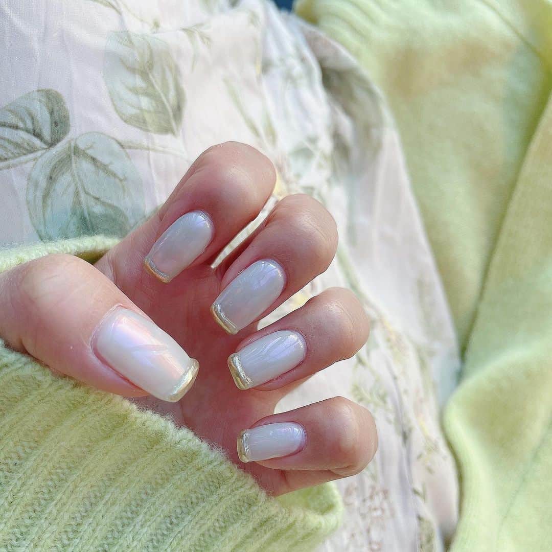 WAKAKOのインスタグラム：「new nail🌼 ゴールドのぷっくりがかわいい♥ . . . #ネイル#冬ネイル#オーロラネイル」