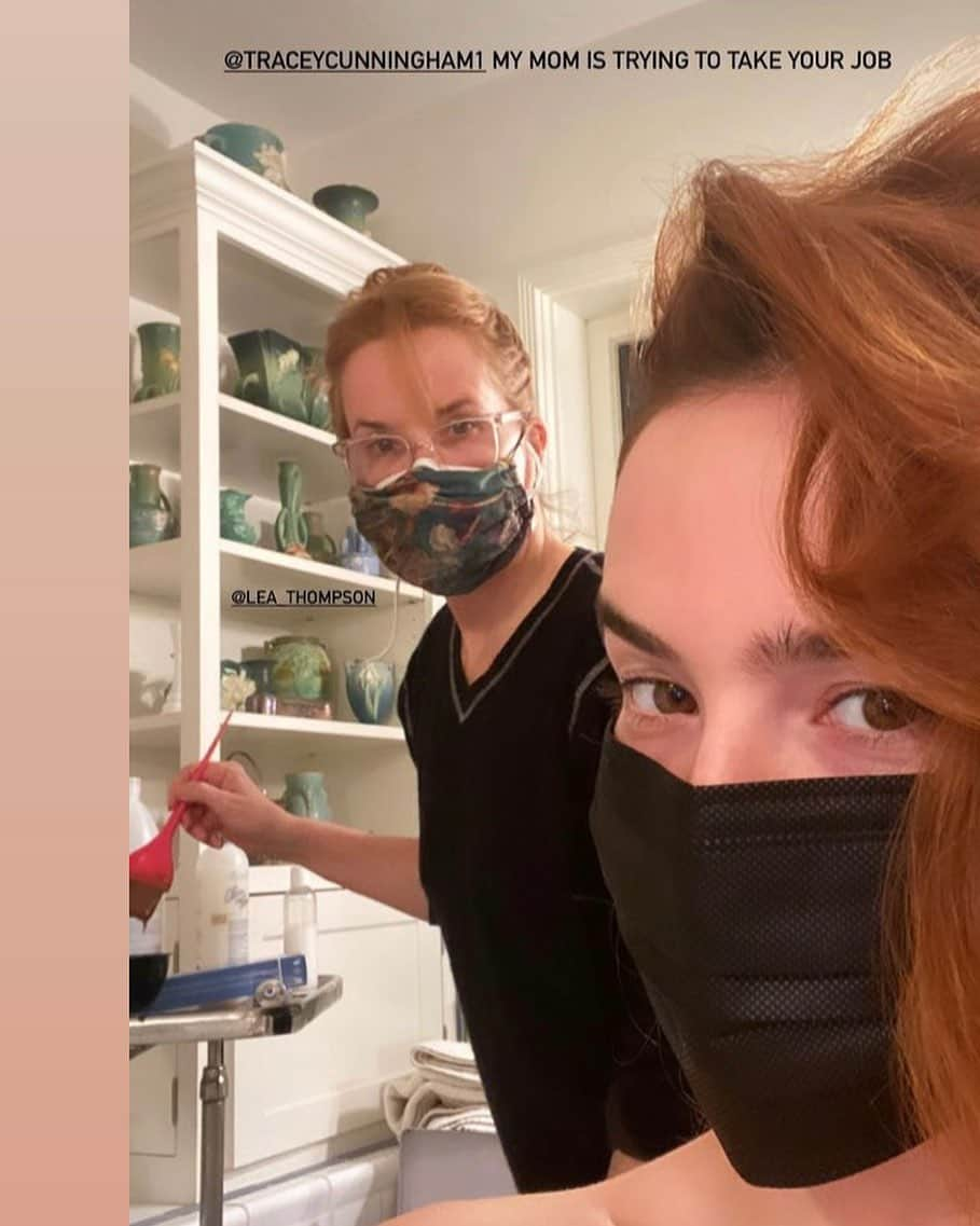 リー・トンプソンさんのインスタグラム写真 - (リー・トンプソンInstagram)「I love to dye hair. That’s all.」2月5日 15時32分 - lea_thompson