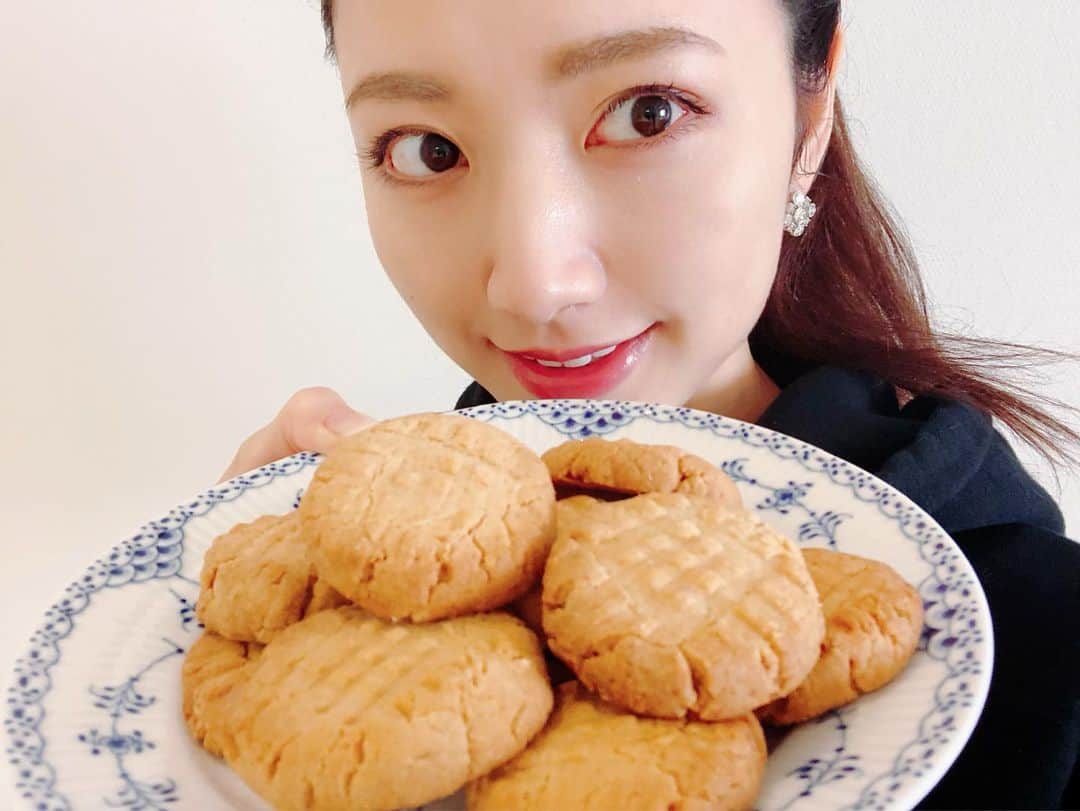 三田友梨佳のインスタグラム：「☆ 3時のおやつにピーナッツバタークッキーを焼きました。 今日2月5日はニコ（ニコ）の日、笑顔の日とも言われているそうです。 ピーナッツバター好きの私にとってはこの幸せな香りがたまりません🤤 みなさんにとって笑顔の多い1日でありますように😊 #ピーナッツバタークッキー」