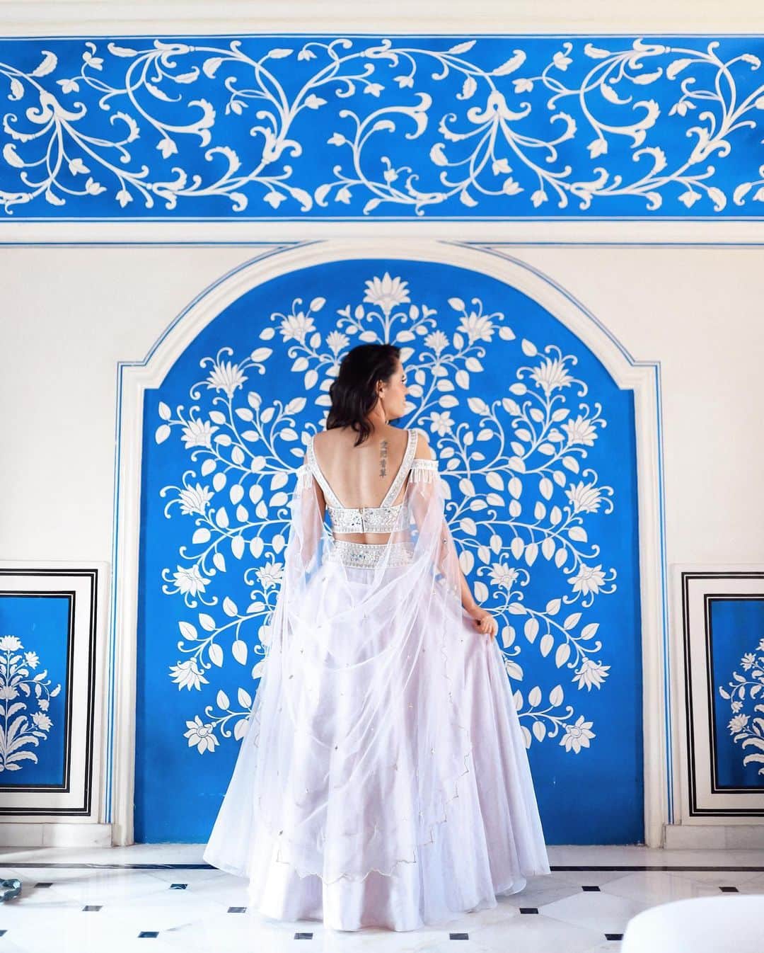 Aakriti Ranaさんのインスタグラム写真 - (Aakriti RanaInstagram)「What is this gorgeous room! 😭 Had the most amazing stay at @royalheritagehaveli in Jaipur.  Wearing this stunning mirror work lehenga from @house_of_dasmaya 🤍🤍🤍  ————————————————————  📸 @aditya_rana  #aakritirana #jaipur #haveli #rajasthan #royalheritagehaveli #traveller #travelblogger #indiantravelblogger #ethnicwear #ethnic #indianwear #blue #roomdecor #outfitoftheday」2月5日 15時29分 - aakritiranaofficial