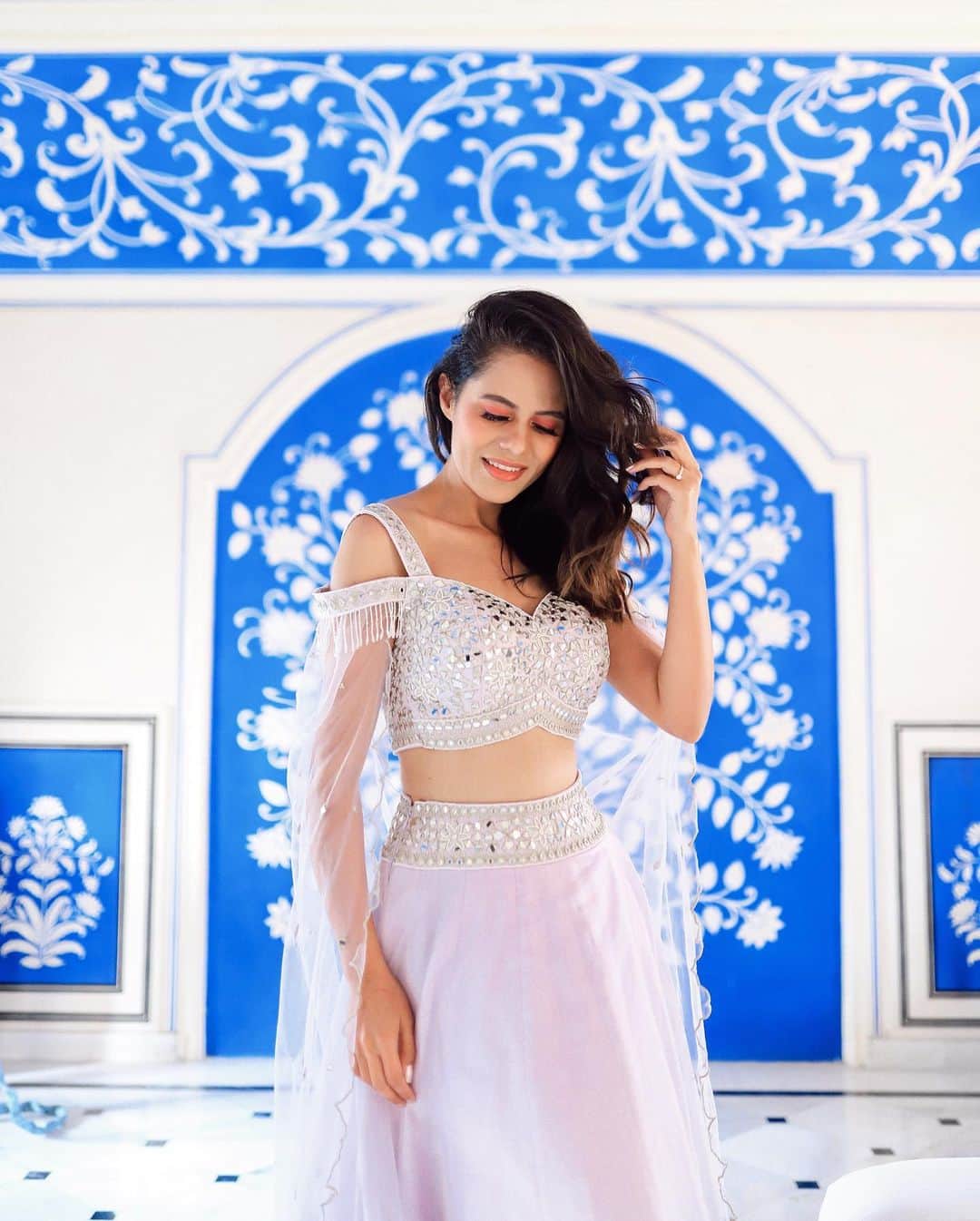 Aakriti Ranaさんのインスタグラム写真 - (Aakriti RanaInstagram)「What is this gorgeous room! 😭 Had the most amazing stay at @royalheritagehaveli in Jaipur.  Wearing this stunning mirror work lehenga from @house_of_dasmaya 🤍🤍🤍  ————————————————————  📸 @aditya_rana  #aakritirana #jaipur #haveli #rajasthan #royalheritagehaveli #traveller #travelblogger #indiantravelblogger #ethnicwear #ethnic #indianwear #blue #roomdecor #outfitoftheday」2月5日 15時29分 - aakritiranaofficial