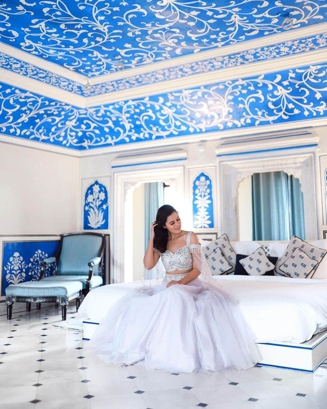 Aakriti Ranaさんのインスタグラム写真 - (Aakriti RanaInstagram)「What is this gorgeous room! 😭 Had the most amazing stay at @royalheritagehaveli in Jaipur.  Wearing this stunning mirror work lehenga from @house_of_dasmaya 🤍🤍🤍  ————————————————————  📸 @aditya_rana  #aakritirana #jaipur #haveli #rajasthan #royalheritagehaveli #traveller #travelblogger #indiantravelblogger #ethnicwear #ethnic #indianwear #blue #roomdecor #outfitoftheday」2月5日 15時29分 - aakritiranaofficial