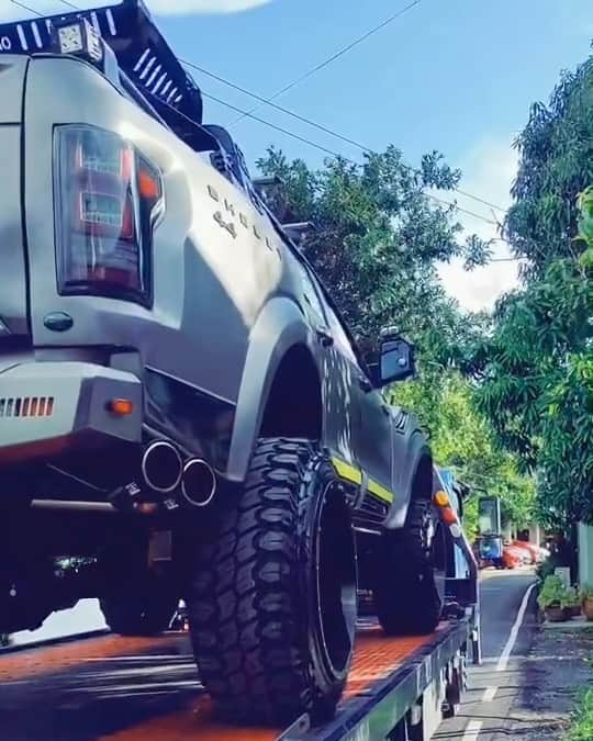 Wak Doyokのインスタグラム：「Ironhide otw nak buat install Racechip Gts + Bluetooth Hp apps ubah power kereta & dyno di @boyzagarage support bengkel orang melayu. Kalau anda ada truck diesel nak kasi power boleh datang ke benkel nya di Puchong. yang pasti harga PKP mantul. Nanti power boleh angkat beras bagi bantuan pulak 👍🏻 #Ironhide #Transformers  #TakPanaske #AkuYangPakaikoYangPanas #KodahKenapa #WdCigar #MegWak #WakDoyok #LegasiWakDoyok #WDLifeStyle #WakDoyokFC #BeardedGentlemen #Sedagher #MensWear #Fashion #MensFashionReview #StreetFashion #Dapper #Ootd #Style #MensFashionPost #TheMenClub #MenWithClass #Details #Sartorialist #Pittiuomo #Class #British #Usa」