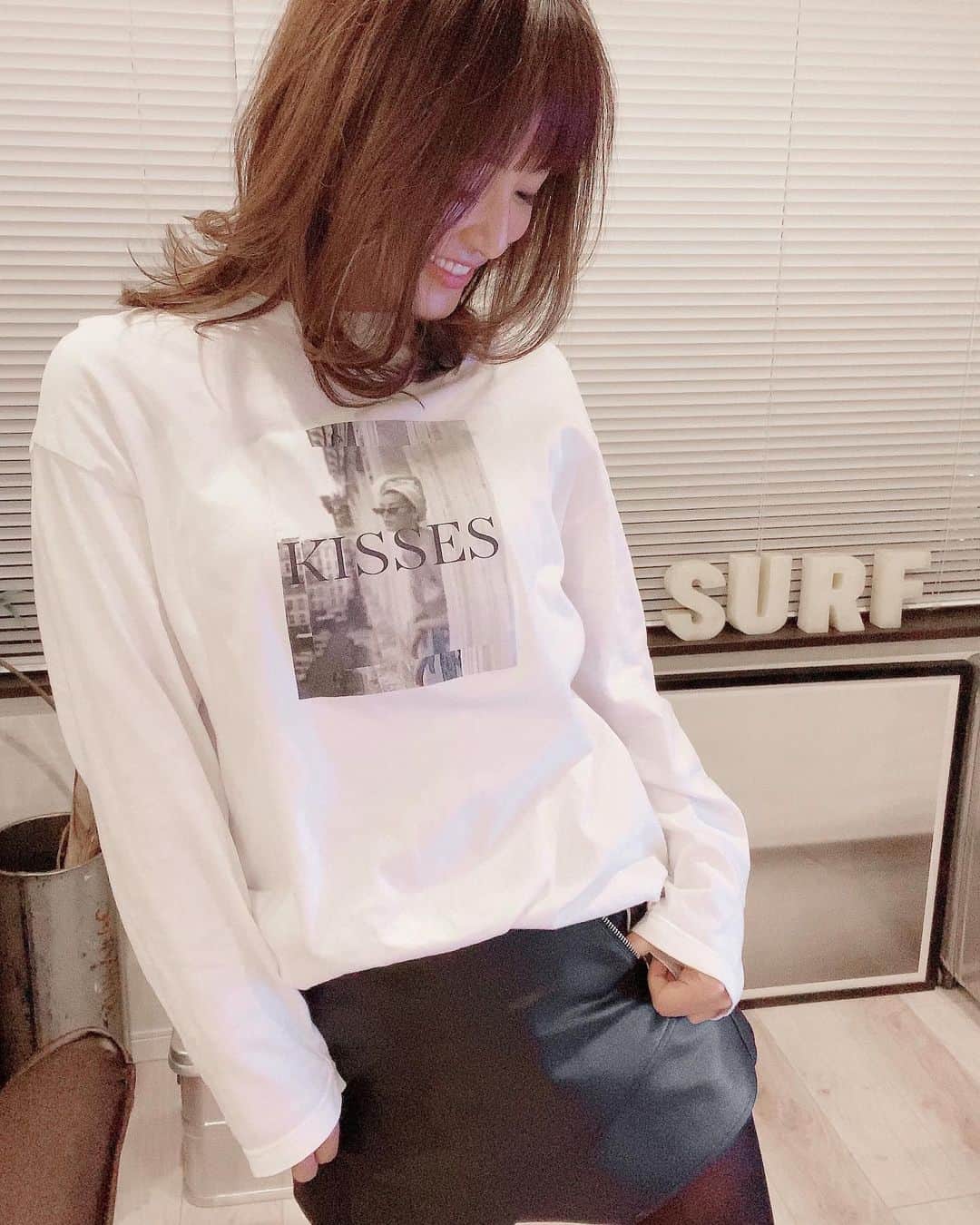 紺谷みえこのインスタグラム：「𝐾𝐼𝑆𝑆𝐸𝑆,  昨日のお洋服。仕事的にジャケットの日だったので トップスやボトムスはラフにしたかった日。  #ファッション#コーデ  #ラフコーデ  #ロンT #カジュアル　#シンプル #オシャレさんと繋がりたい  #ザラ　 #モデル  #おすすめ  #フェイクレザー　#todayscode #tshirt  #fashion  #likes  #model #mini #ootd #photo #casual  #좋아요반사  #일상 #일본인  #일본인 #미인 #모델」