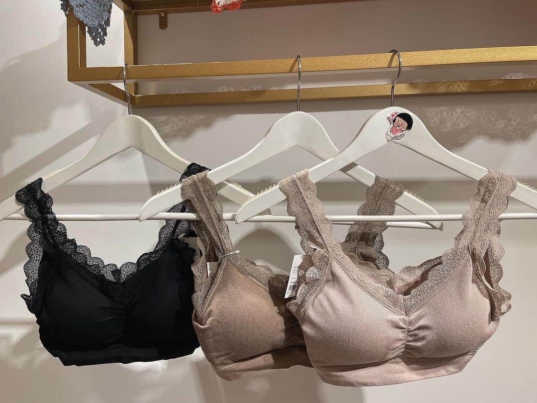 Fleur Fleurのインスタグラム：「又有新貨到💝✨✨✨ 今次先係農曆新年前介紹🧧☺️ 超級受大家歡迎嘅春季打底衫！ 每次打底都會極速售罄😱🥶🥶  因為真係有好多用家推介👍🏻👍🏻👍🏻 亦有好多客回頭再買其他款同顏色💖👌🏻 我哋精選嘅打底都會令身形變得好好睇 瘦底冇乜身材嘅客人一定一定要留意！ 今次返咗三個款👌🏻 放一條着用片俾大家收睇😋😋😋 睇吓邊一款功能最啱自己？ 見到鍾意嘅歡迎即刻聯絡我哋 WhatsApp購買熱線5572-9458 銅鑼灣門市地址銅鑼灣恩平道52號2樓A室」