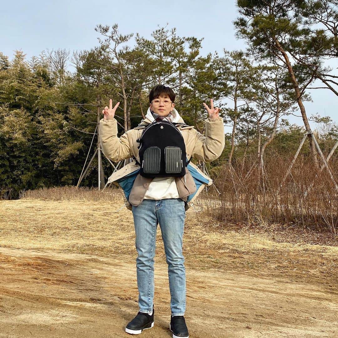 DINDINのインスタグラム：「촬영 때 메고 갈 가방이 생겼다 🎒  @rimowa #리모와 #리모와네버스틸 #딘딘 #☝🏻✌🏻」