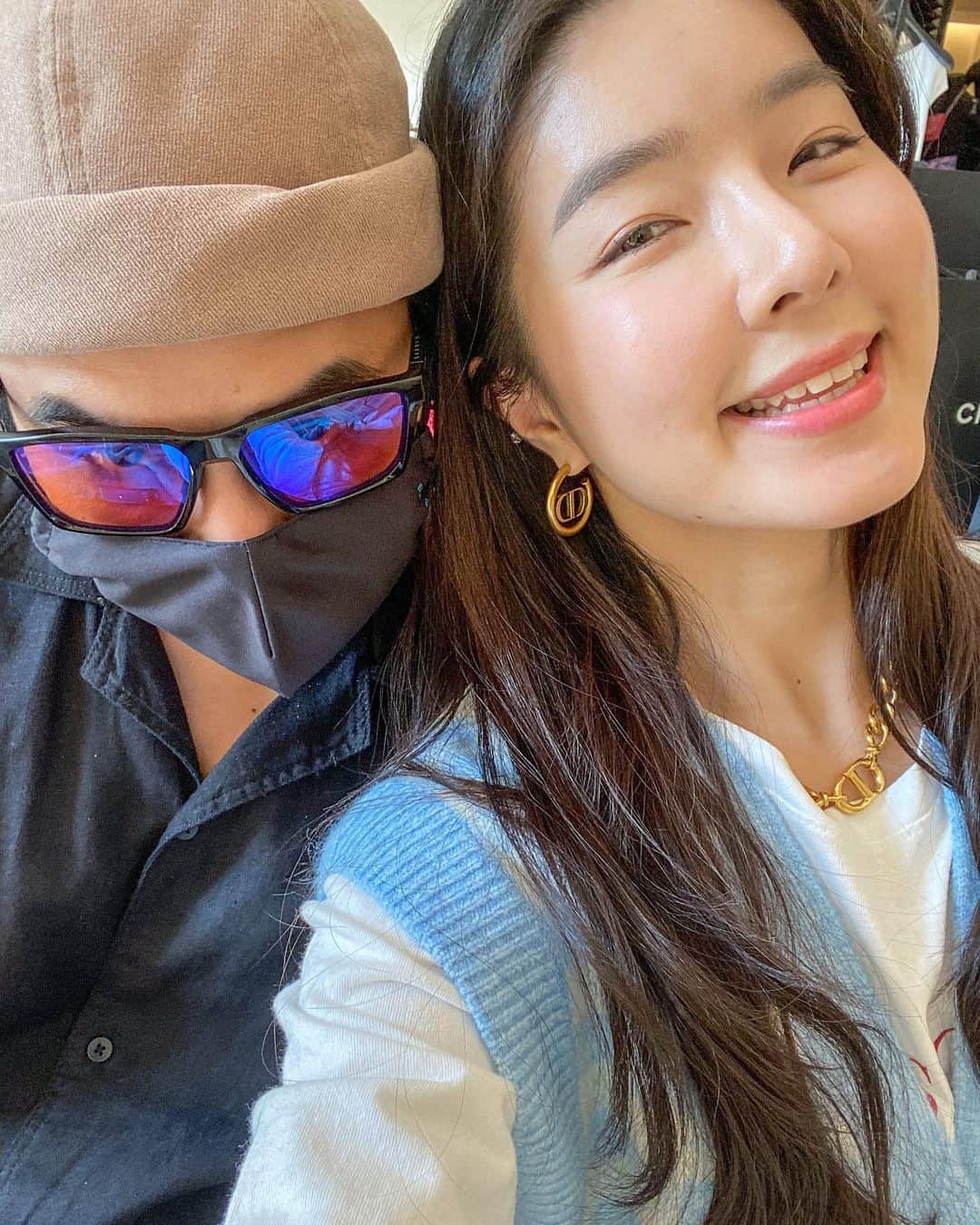 GYEON SEOのインスタグラム：「_* 💙💙💙 . . มีคนถามถึงเสื้อกับกางเกง เยอะมาก ไปซื้อที่ zara ได้ เลยนะคะ 🤗🤗🤗 #hunzgmemo」