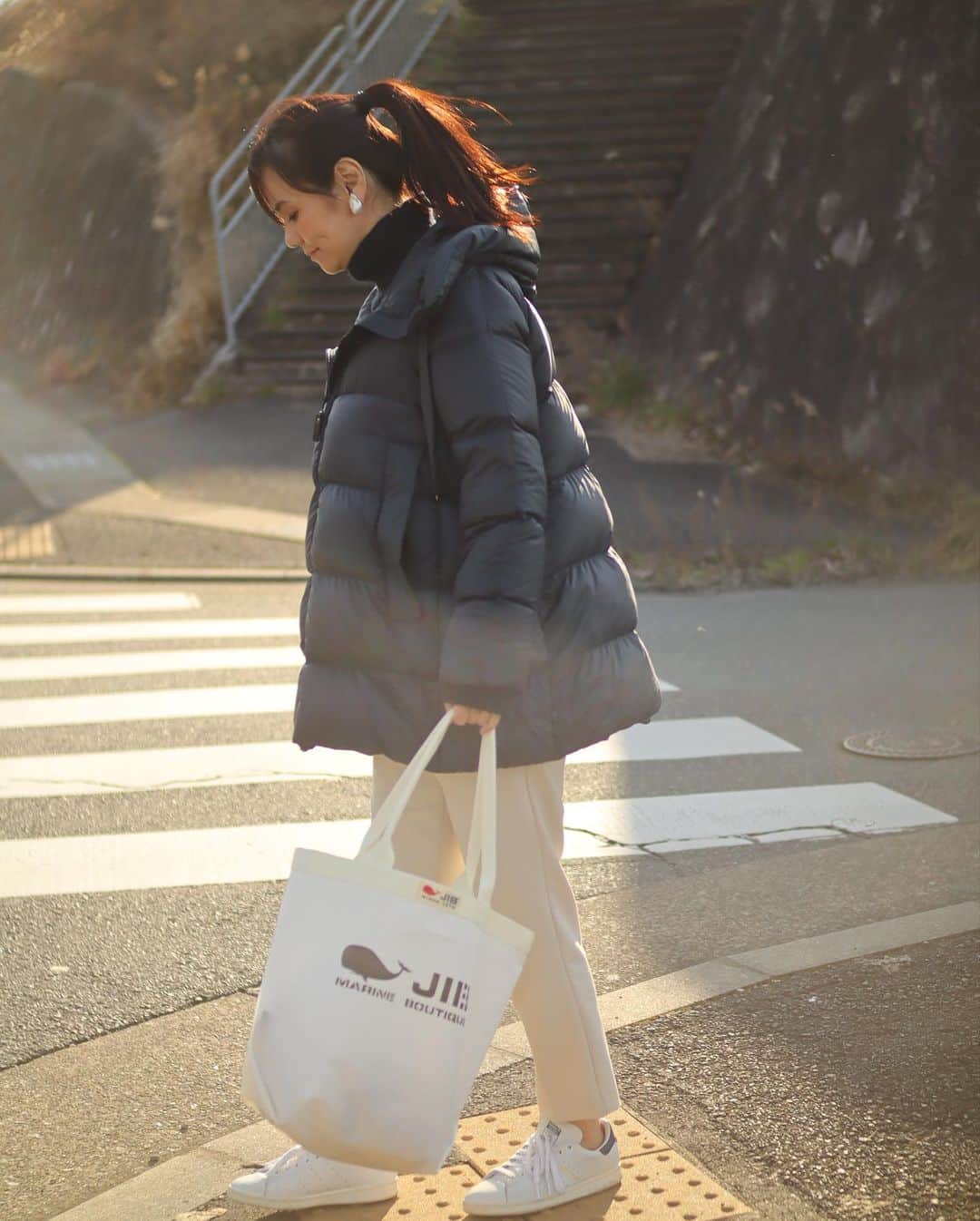 田中幸恵のインスタグラム：「____ . 🐳 ネイビー✖︎白 ダウンもバッグもシャカシャカ  一瞬マスク外して撮ってます😷  outer → @maxmara  pants → @zara  sneaker → @adidasoriginals  bag → @jib.co.ltd  earring → @__ripsalis__   #maxmarathecube  #maxmara #zara #jib #ripsalis #eoskissm  #withkiss  #canon_photos」