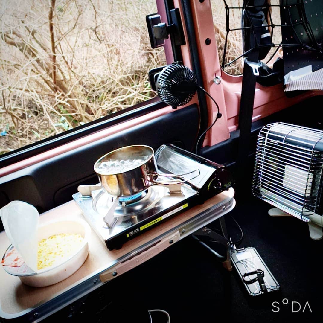 松本隆博のインスタグラム：「。 新兵器勝ったから早速試しに、、 車中泊リハをしています(^^)。 新兵器は…カセットコンロストーブ。 電気も電池もいらずカセットボンベ で稼働するストーブ(^ ^)。 川のせせらぎ聴きながらだと 焼きそばUFOでも美味い(^ ^)！ にしてもかなり温かくて上着脱いだ …これで長旅出られる(^ ^)。  ～人生遊歩道～」