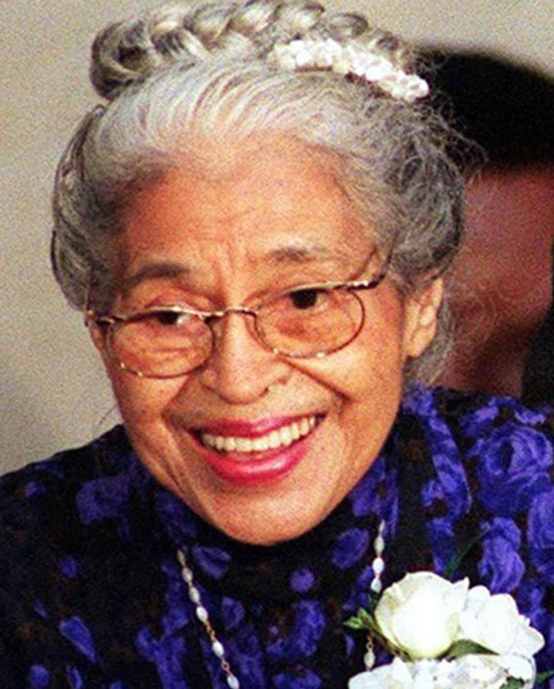 ゾーイ・サルダナさんのインスタグラム写真 - (ゾーイ・サルダナInstagram)「Happy Birthday to Rosa Parks - an activist, educator, and leader. Today and every day we celebrate her life and legacy. Thank you for the impact you've had in our lives!  “I believe we are here on the planet Earth to live grow up and do what we can to make this world a better place for all people to enjoy freedom.”- Rosa Parks.  #rosaparks #rosaparksbirthday #thankyourosaparks #alwaysinourhearts #blackhistorymonth」2月5日 15時43分 - zoesaldana