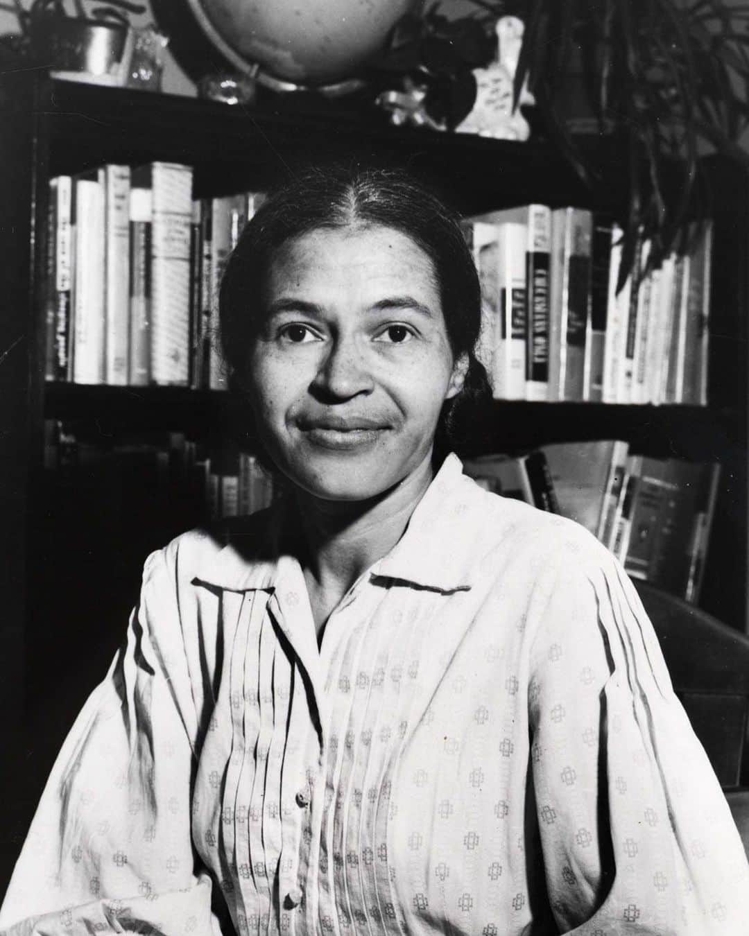 ゾーイ・サルダナさんのインスタグラム写真 - (ゾーイ・サルダナInstagram)「Happy Birthday to Rosa Parks - an activist, educator, and leader. Today and every day we celebrate her life and legacy. Thank you for the impact you've had in our lives!  “I believe we are here on the planet Earth to live grow up and do what we can to make this world a better place for all people to enjoy freedom.”- Rosa Parks.  #rosaparks #rosaparksbirthday #thankyourosaparks #alwaysinourhearts #blackhistorymonth」2月5日 15時43分 - zoesaldana