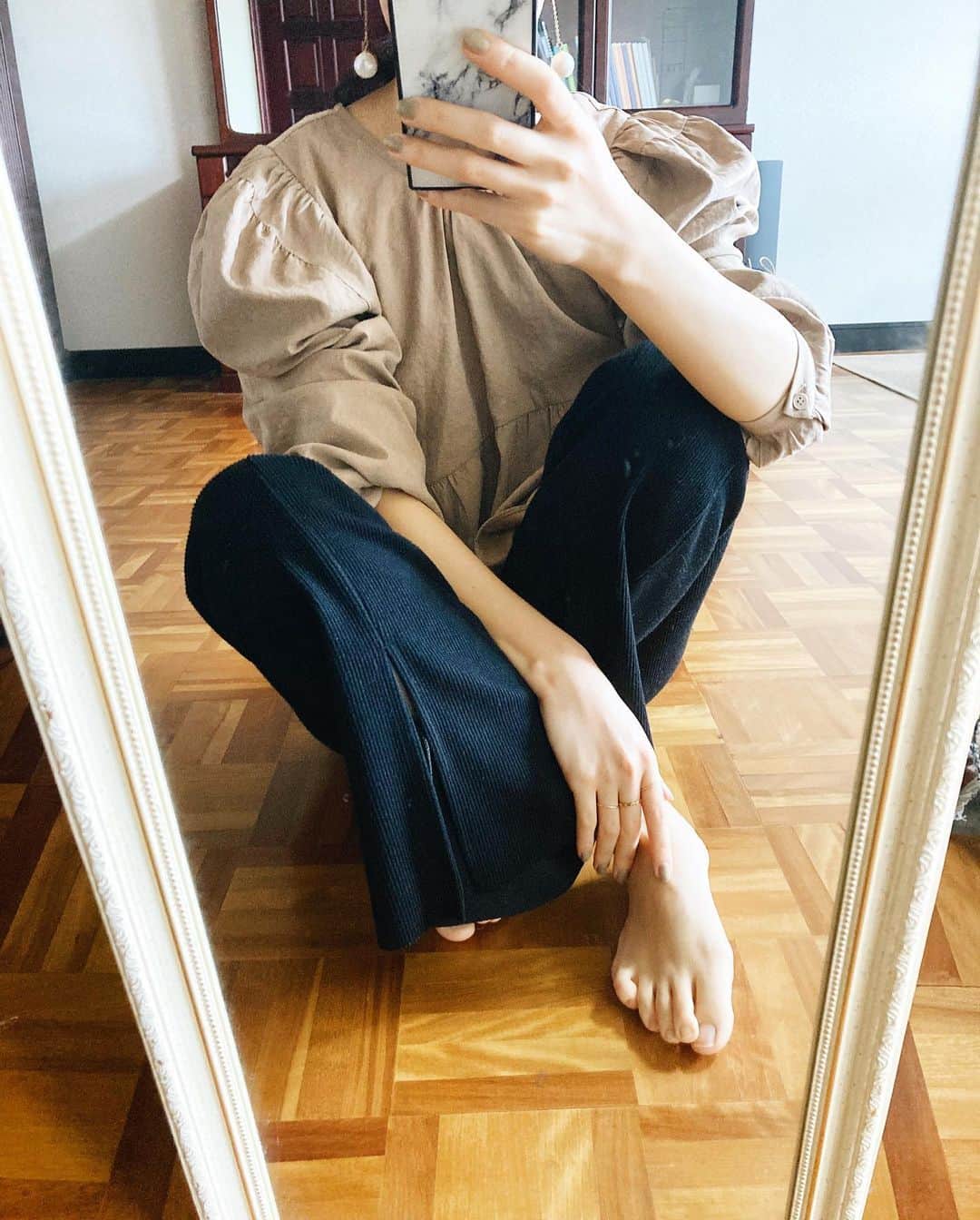handmade shopのインスタグラム：「今日から毎日ライブ配信やります！﻿ ﻿ 本日の突然のライブ配信に﻿ 遊びにきてくださった皆さん﻿ ありがとうございました☺️﻿ ﻿ 今はyoutubeをメインに﻿ 発信活動をしていますが、﻿ ﻿ インスタ集客の﻿ 完全版となる教材を新しく作成中で﻿ youtubeもなかなか投稿できていません😢 ﻿ でもみんなと交流したいな…﻿ と考え思いついたのがライブ配信です🌷﻿ ﻿ ライブ配信だったら私も気軽に投稿できるし、﻿ みなさんとおしゃべりしたりハンドメイドの質問に 答えたりできると思ったんです😍﻿ ﻿ しかもYouTubeと﻿ インスタグラム同時配信です✌️✨﻿ （私は効率化が大好きなのです笑）﻿ ﻿ 時間は13時か22時のどちらかで﻿ 15分間の配信を2月中やっていきます💡﻿ （時間は私のスケジュールに合わせて都度決めます🙏）﻿ ﻿ ライブ配信はIGTVに残すので、﻿ 見逃した方はそちらからご覧くださいね☺️﻿ ﻿ ライブ配信でお伝えした﻿ 【未経験からハンドメイド作家になれる インスタグラム販売術】の教材は﻿ プロフィールのリンクからご覧いただけます🌷﻿ （2枚目写真）﻿  この教材は作家さんの悩みを7ヶ月かけてヒアリングし その悩みをもとに作成した教材です❣️ ﻿ 400名以上の方が受講し ベストセラー講座になりました♪﻿ ﻿ 教材を見るともやもや悩んでいたことが なくなると思います♡  一部無料公開しているので﻿ ぜひ見てみてくださいね☺️﻿ ﻿ 明日の土曜日は13時からライブ配信します🌟﻿ ぜひ遊びに来てください☺️ ﻿ ﻿ ﻿」