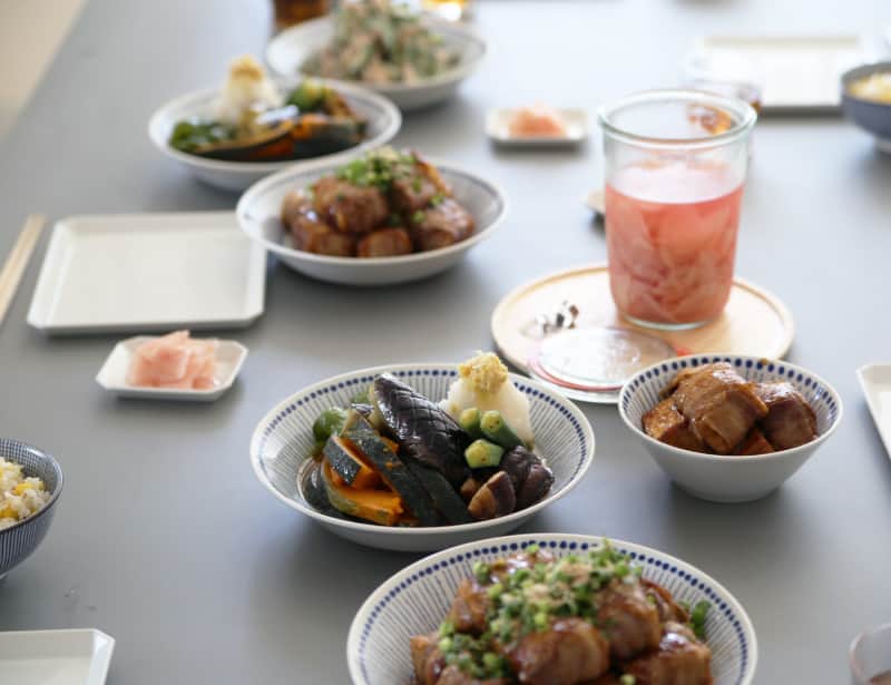 KOZLIFEさんのインスタグラム写真 - (KOZLIFEInstagram)「【KOZブログ】 今日の主役は、JAPANメイドの"青い器"。 なんでこんなにどんなお料理にも、どんな器とも合うのだろう？ そんなKOZLIFEの2大スターをご紹介しています。  ◎ブログは当店トップページのバナーorプロフィールのURLからどうぞ。 ▶︎ @kozlife_tokyo  #KOZLIFE #japan #LoveFoodLoveLife#instajapan #instafood#foodstagram #foodlover #delistagrammer #cookingram #暮らし#インテリア #丁寧な暮らし #暮らしを楽しむ #おうちごはん #今日のごはん #今日のKOZごはん #おうちカフェ #器 #うつわ」2月5日 16時00分 - kozlife_tokyo