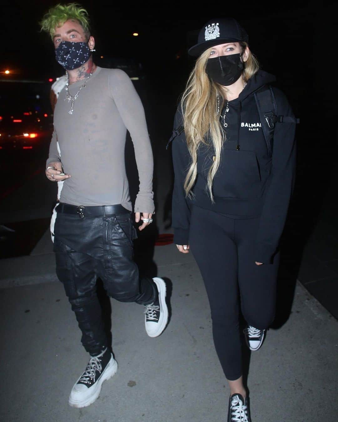 Just Jaredさんのインスタグラム写真 - (Just JaredInstagram)「Avril Lavigne and Mod Sun were spotted on a dinner date in West Hollywood on Thursday night! #AvrilLavigne #ModSun Photos: Backgrid」2月5日 15時55分 - justjared