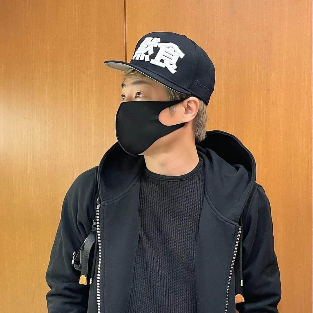 田村淳のインスタグラム：「緊急事態宣言再発令 黙って会食が求められてます。 CAPでアナウンスするのどうですか？  黙食CAP atsushimeganeで販売開始」