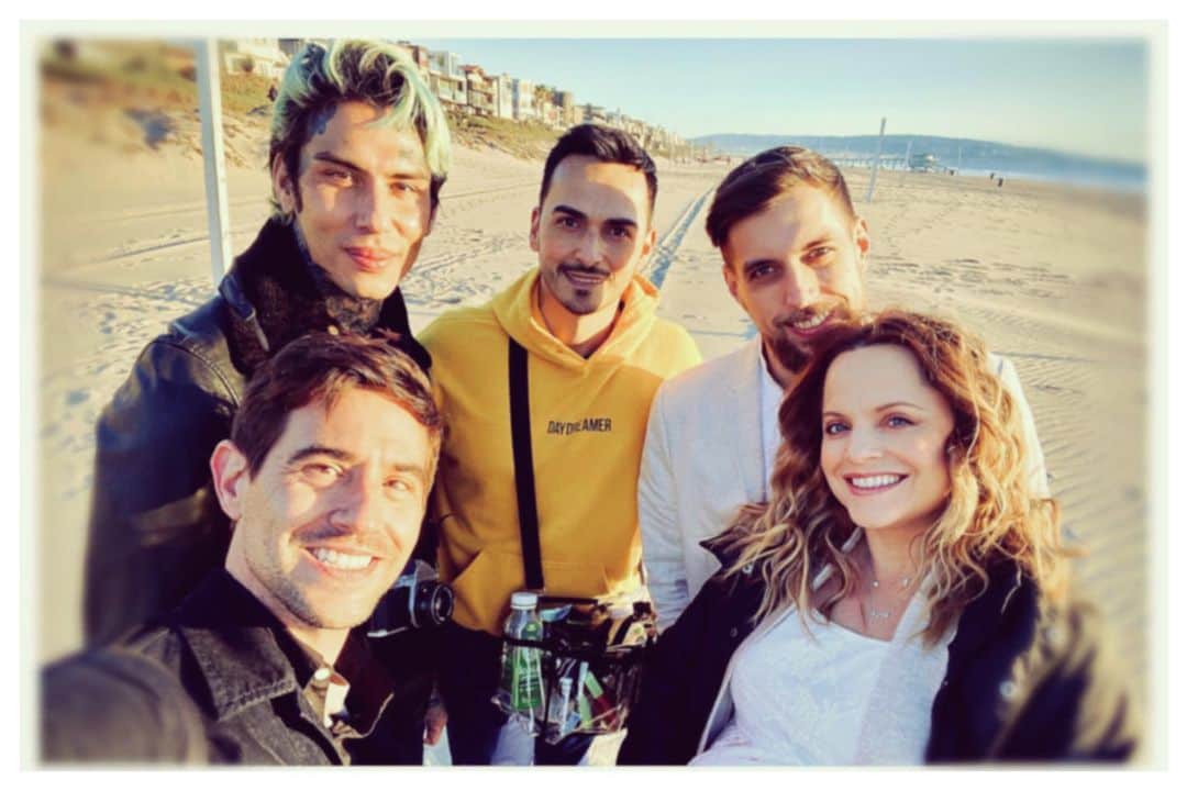 ミーナ・スヴァーリのインスタグラム：「Making memories with beautiful friends who are family ✨ @david_needleman @robertti and @castillo_13: thank you for taking the time to share your talents with @mikehope__ and I to celebrate and memorialize our soon-to-be-born son, Christopher🥰 We are so honored to not only know you and call you family, but to have had you help create such epic memories for us.  We love and cherish you always!  #BabyShoot #BabyHope #FamilyTime #FF」