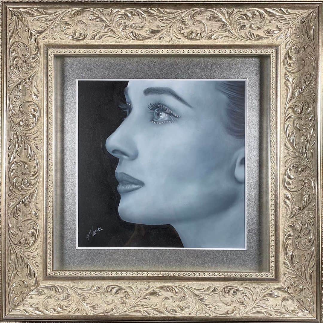 のインスタグラム：「#オードリーヘップバーン #AudreyHepburn 30cm✖︎30cm 目元周りについたストーンは なんと、リアルダイヤモンド。 さりげなくキラリと 涙の様に光ります。  #moecochalkart #drawing  #art  #japan  #japanese #artist #moeco #チョークアート #chalkart #chalk #チョーク #tokyo #picture  #絵 #artist #松下萌子 #moecomatsushita #チョークアート女優シリーズ」