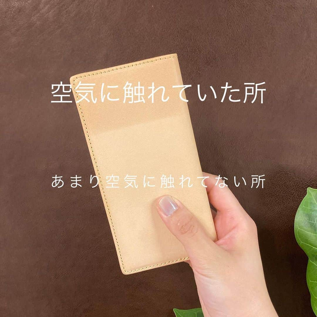 革財布のお店【mic 吉祥寺店】さんのインスタグラム写真 - (革財布のお店【mic 吉祥寺店】Instagram)「こんにちは！#mic吉祥寺店です！ . 本日2度目の投稿✨ . 今まで、革の経年変化は光(紫外線)に当たることや、油分などによるものだけだと思っていました👀 . お店の商品をたまたまひっくり返してみたら。。。 . あら！👀 . 光のためかなと考えたら、これ、実は裏側の面でして、全面あまり光が当たっていないんです。 . 💡 . もしや空気中の酸素？ . 調べました♪ . 経年変化は紫外線は勿論、空気中の酸素に触れることにより酸化して色が変化していくそう✨ . 日常の中のささやかな発見でした〜♪ . #革小物とお財布のお店mic  #mic #革小物 #革財布 #財布 #東京 #吉祥寺 #中道通り #Japan #Tokyo #leather #wallet #発見 #経年変化について #酸化によるもの #恐らく」2月5日 16時01分 - mic_kichijoji