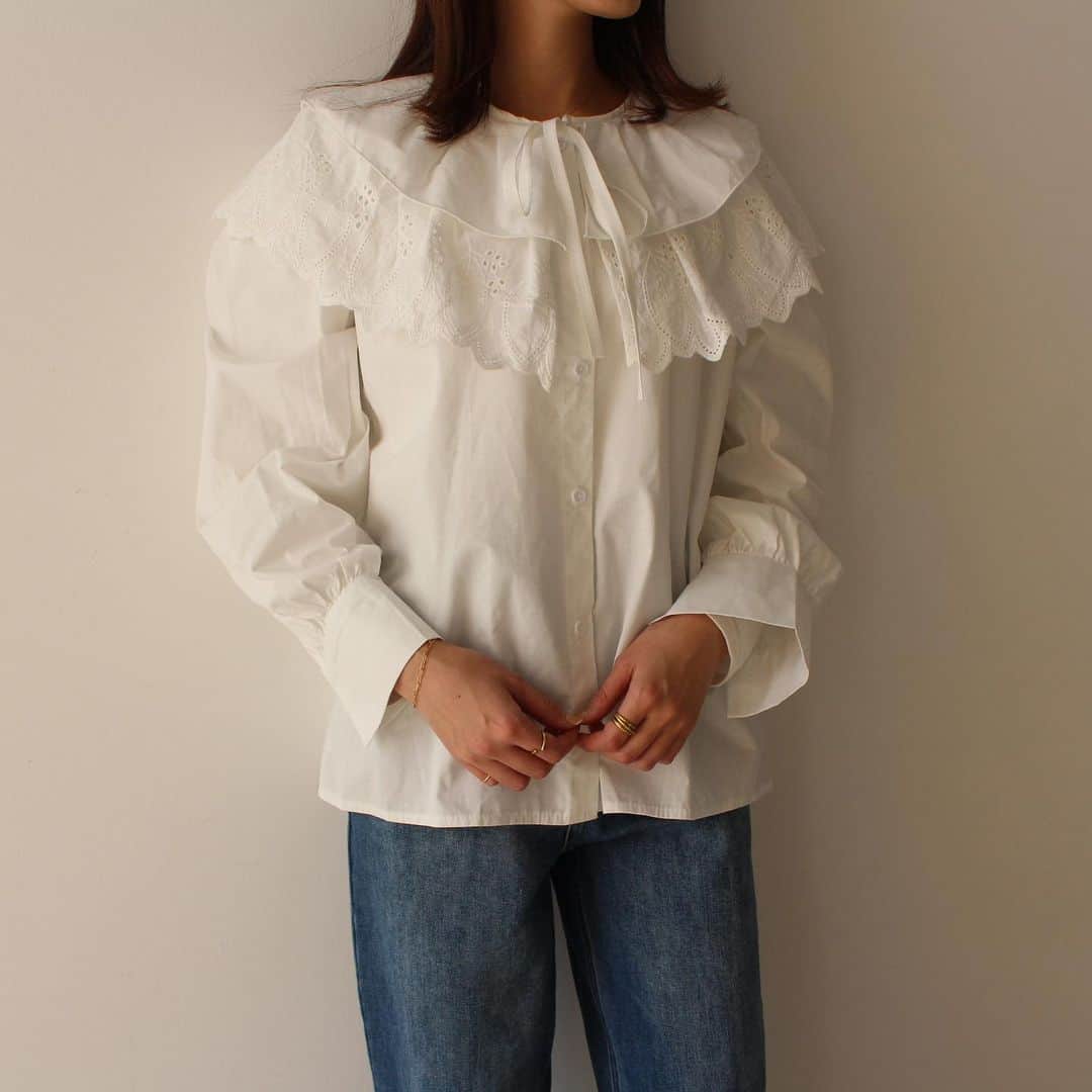 のインスタグラム：「* * new item...✔︎ * アイレットフリルカラーブラウス 【mr 5265】 white,beige * * * *  cafe accountはこちら⬇︎ @mode_robe_cafe #MODEROBE #MODEROBE堀江店」