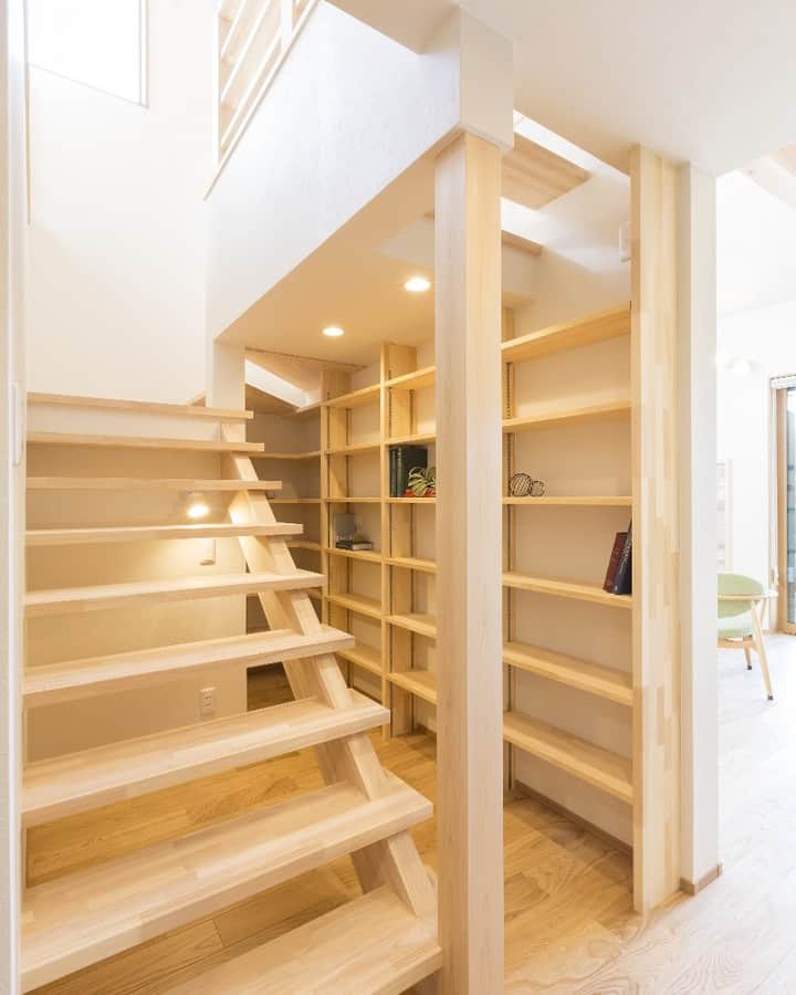 OKOCHI STYLE(香川県) さんのインスタグラム写真 - (OKOCHI STYLE(香川県) Instagram)「階段下の【書庫】をお届けしています📲 いいね👍フォロー大歓迎です✨  階段下のスペースを、書庫として利用。 可動棚なので、本の大きさや数に合わせて、棚を変更出来るので、小説から大きな図鑑まで書庫に収めることが出来ます。 本好きにはたまらない施工事例です。  Instagramで紹介した写真は、下のプロフィールをご覧ください♪ ーーーーーーーーー @okochi.komuten ーーーーーーーーー  資料請求専用インスタ始めました！ 家づくりの資料請求はこちらから⬇️ ーーーーーーーー @request_ok ーーーーーーーー  街角リゾート木きん堂倶楽部のインスタもご覧ください(カフェ&ギャラリー情報)🌟 ーーーーーーーーー @mokkindou.cafe ーーーーーーーーー  大河内工務店HPのURLはこちら⬇️ https://www.okochi.co.jp  #書庫  #階段下収納  #可動棚  #可動棚収納 #本棚 #収納アイデア  #香川の家　#自然素材の家 #木の家 #木の家づくり#工務店 #建築 #設計 #自由設計 #注文住宅 #新築一戸建て #新築注文住宅 #新築戸建て #施工事例 #工務店だからつくれる家 #暮らしを楽しむ #家づくり #薪おじさん #香川イベント #香川の工務店 #香川県 #大河内工務店」2月5日 16時03分 - okochi.komuten