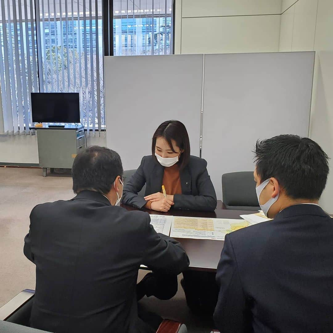 水野友貴さんのインスタグラム写真 - (水野友貴Instagram)「本日、千葉県議会では代表質問、一般質問。 緊急事態宣言延長に伴う協力金の支給の延長に関する追加議案が上程され、全会一致で可決。 お昼休み、休憩時間は各担当課と協議し、要望。県民の方々からの請願の説明を受け、複数の請願の紹介議員になりました。 #千葉県庁 #千葉県議会 #千葉県議会議員 #水野ゆうき」2月5日 16時03分 - mizunoyuuki