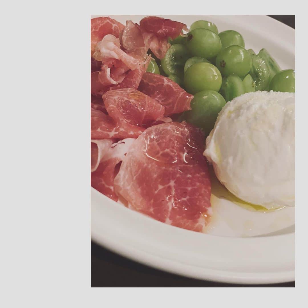 小原好美さんのインスタグラム写真 - (小原好美Instagram)「お洒落な人の真似してみた(●´ ｀●) 生ハムとチーズと葡萄  オリーブオイルと塩をちょこっと おいしい！！  でも次の日は普通に納豆ご飯食べましたw みんなは最近何食べましたか？  #ある日の夜ごはん #コメントありがとうございます」2月5日 16時07分 - konomi_kohara0628