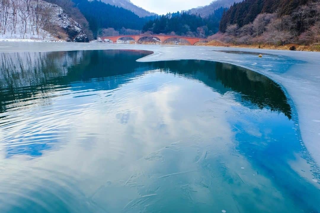 THE GATEのインスタグラム：「【 ❄️ Lake Usui // #Gunma 🇯🇵 】 . Lake Usui is a man-made lake in Gunma prefecture that dams the waters of Usui River and Nakao River.  . The lake has a circumference of 1.2 kilometers, and the walk around it is amazing.  The area is abundant in nature, and is especially stunning in the autumn when the leaves on the trees change colors. . Meganebashi Bridge, the bright, vermillion bridge spanning across the lake, is a popular photo spot. This brick bridge was made in 1892, and is the largest arched brick bridge in Japan.  The bridge is a great place to take a breath during your hike. . #japanlovers #Japan_photogroup #viewing #Visitjapanphilipines #Visitjapantw #Visitjapanus #Visitjapanfr #Sightseeingjapan #Triptojapan #粉我 #Instatravelers #Instatravelphotography #Instatravellife #Instagramjapanphoto #LakeUsui #Gunma #traveljapan」