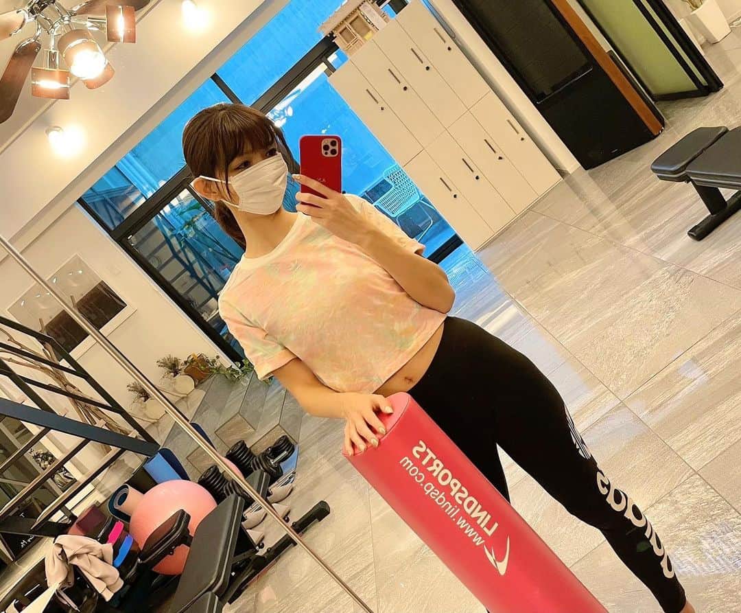 のインスタグラム：「Training day🧘‍♀️  代々木にある @styling.me_ さんでパーソナルトレーニング🙌  自重トレーニング、加圧トレーニングをしてきました！  はじめての加圧トレーニングでしたがふらつきながらでした😂笑  私の身体に合わせたトレーニングメニューを丁寧にやって頂きとっても良いトレーナーさんでした✨  ジム全体がとってもおしゃれな空間すぎて思わずたくさん写真を撮ってしまった😍 洋服の販売もしてるそうです👗  そしてお土産にオリジナルのプロテインも頂きました✨  BITTERCOFFEE風味でコーヒーなどに混ぜたりもできる粉っぽさがないプロテインだそうで、通常のホエイプロテインとかはきつくて吐飲めない私にはとっても飲みやすい✨ BCAAやグルタミン、HMB、クレアチンも配合されてます！！  運動した日は気持ちがよい✌️  #代々木パーソナルジム#代々木ジム#新宿パーソナルジム#新宿ジム#北参道パーソナルジム#北参道ジム#workout#筋トレ女子#加圧トレーニング#PR」