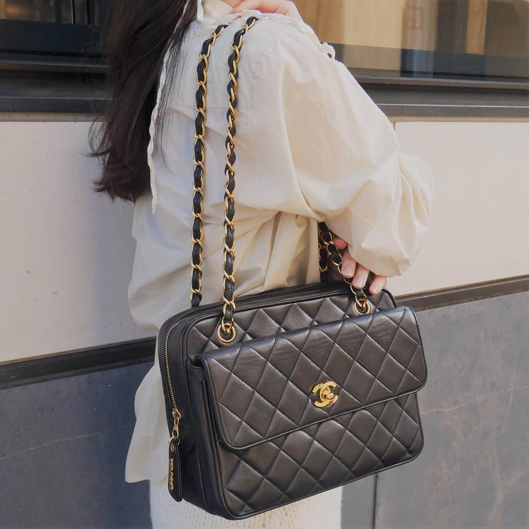 Vintage Brand Boutique AMOREさんのインスタグラム写真 - (Vintage Brand Boutique AMOREInstagram)「Vintage Chanel shoulder bag   Available Online for Purchase🛒 Search Code: AO32032  Free Shipping Worldwide 📩DM for more info and pricing  ➡️info@amorevintagetokyo.com   #ChanelBag #VintageChanel  #chanel #AmoreTokyo」2月5日 16時34分 - amore_tokyo