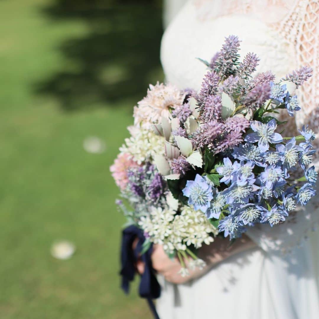 ハワイ挙式のCheersWedding チアーズウェディングのインスタグラム：「大切なあなたへ。  柔らかなイメージと春色を織り交ぜた  【スプリングブーケ】  おふたりの想いを大切にしている チアーズウェディングでは  ブーケもカスタマイズでお作りします。  ***********************  【問合せ】 HPの問合せフォーム又はお電話、Instagramダイレクトメールよりお問合せください。  【HP】 https://www.cheerswedding.jp  ☎︎0120-128-828 平日11:00〜19:00／土日祝10:00〜19:00  ※水曜・木曜定休日  ***********************  ◆ウェディングパーク海外 チアーズウェディングで検索！ https://foreign.weddingpark.net/agentlist/100063/  ◆ウェディングフォトはこちら @cheers_photowedding   #チアーズウエディング #ハワイウェディング  #海外ウェディング #リゾートウェディング #リゾ婚 #海外挙式 #ハワイ挙式 #ハワイ婚 #新婚旅行 #ハワイ旅行 #cheerswedding #hawaiiwedding #ハワイハネムーン #ハワイウェディング迷子 #ハワイウェディングプロデュース #日本中のプレ花嫁さんと繋がりたい #プレ花嫁 #ハワイ結婚式 #花嫁準備 #式場迷子 #2021秋婚 #2021wedding  #家族挙式 #花嫁応援  #ハワイ花嫁 #おしゃれ花嫁 #大人花嫁 #hawaiiwedding #卒花  #ウェディングブーケ」