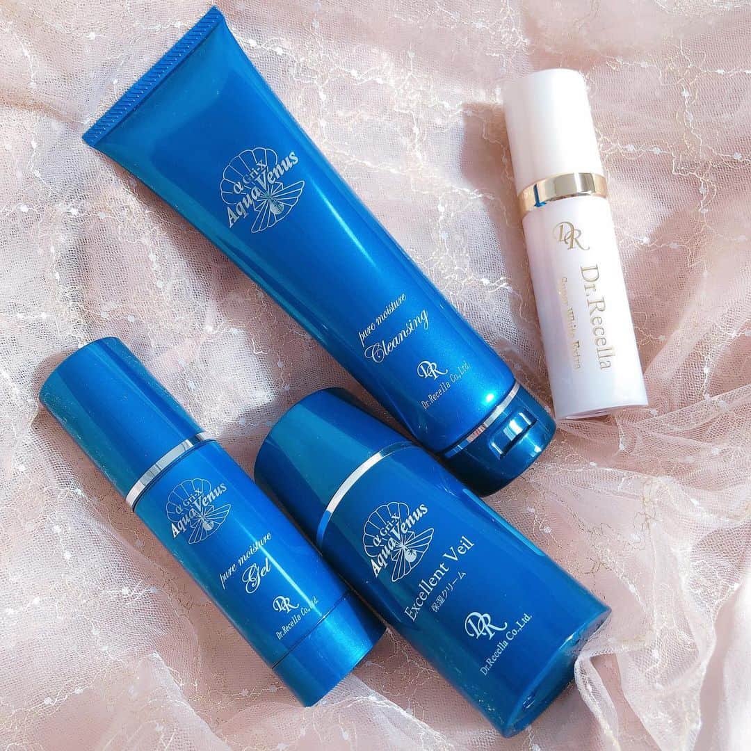 玉川来夢のインスタグラム：「Dr.Recella @dr.recella.official の AquaVenusシリーズ💙 前にもドクターリセラの商品を載せたんですが 前回のは美容液で今回のは保湿系！ 左から保湿ジェル、保湿クリーム、クレンジング、美容クリーム💙 私はメイクさん泣かせってくらいすごく乾燥肌なんですが このアクアヴィーナスシリーズを使ってから お肌がさらにツヤツヤうるうるになりました💕 最後に載せた動画は肌補正を全くしてないんですが 何も塗ってなくてもめっちゃお肌綺麗になったし これならマスク必須の今でもファンデーションなしで出かけられる😙💕 おススメです😌 #drrecella #ドクターリセラ #aquavenus #アクアヴィーナス #保湿 #美肌ケア #美肌作り #肌質改善 #pr」