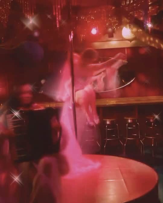 RINGOのインスタグラム：「🎼🎹👠 踊り子であり アコーディオン奏者でもある 歌恋 @karencabaretshowgirl との アコーディオン × ポールダンス コラボが実現しました✨  じつは1年くらい前から コラボやりたいねーって話してたんだけど なかなか日々の営業の中ではイレギュラーな事ができずにいて💦 良いのか悪いのかわからないけど今回この状況になったことで実現することができました😊！！ かわりゆくこの状況で 出来ないことばっかりに目を向けないで 出来ることをどんどんやって変化を恐れず進化していきたい。 昔はよかったって言う人になりたくないし！  今回コラボした事で もっとこうしたら良いんじゃない？とか 次やる時はベース弾くわ！とか 泣いて感動してくれてたりとか😳😂✨ みんながワクワクして良い空気になってたかんじがしてそれも嬉しかった🥰 ※ベースや他の楽器やってくれる人募集します😂  そして一緒にやってくれた歌恋💋 歌恋とは付き合いも長いし踊り子だし分かり合えすぎてて 打ち合わせもリハも、本当にスムーズに形にできた💖 この感じで出来る人に出逢える事も奇跡なのよ！！ 尊敬する踊り子仲間のひとりです💖  そしてこれをやれたのはご予約くださったお客様 フラミンゴバーをずっと守ってくれてるお店の人たちのおかげ✨ 感謝を忘れずに✨✨✨  好きな物や事をブレずに追いかけ続けてたら 夢だとおもってた事が現実になる☺️✨ 出来るわけないって言われた事が出来る☺️✨  特定少数の人に心をこめて踊れる 今だからこその特別✨💋 ➖➖➖➖➖➖➖➖➖➖➖➖➖ 六本木フラミンゴバー 緊急自体宣言中 17:00-20:00 予約のみ営業🦩 ➖➖➖➖➖➖➖➖➖➖➖➖➖  #踊り子 #ポールダンス #ダンサー #showgirl #アコーディオン #生演奏 #poledance #ショークラブ #六本木 #フラミンゴバー #東京 #tokyo #dancer #roppongi #burlesque #nightclub #show」