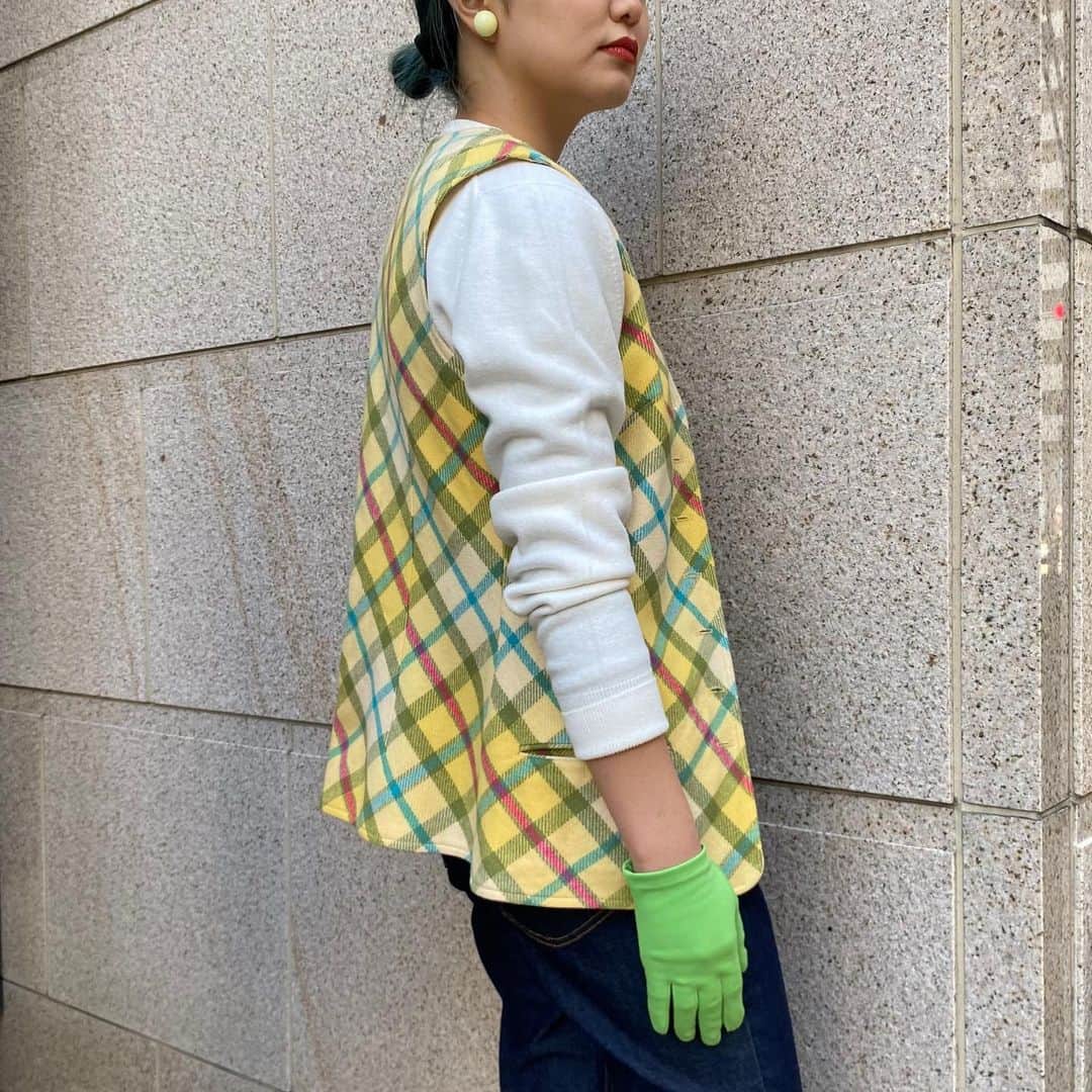 NUTTY Vintage&Collectibleのインスタグラム：「🌿NEW ARRIVAL🌿  ☑︎vtg 60's/70's pastel color check vest  今年のホットカラーはイエロー。 こんな世の中だからファッションからパワーを＊  1960年代から70年代にかけて流行したカラーリングと細身のシルエットが今の時代の欲しいに適う🏵  裏地付きなので、まだ肌寒い今の時期にも取り入れられます。 格子状のチェックが当時らしいレトロな雰囲気をより一層引き立ててくれます。  小物もせっかくなのでハッピーな色で楽しんで！  🛒VINTAGE ONLINE STOREにてお買い求めいただけます🛒  本日も20時までオープンしております。 ご無理のないように、お気をつけてお越し下さいませ🌹  ---------------------------------------------------- 💐Formal Fair 2021💐1/18(mon)~ ☑︎ヴィンテージジュエリーALL10%OFF  🚌送料無料🚌1/15(fri)~ ☑︎VINTAGE ONLINE STORE ¥10000以上 ☑︎SELECT BOUTIQUE ONLINE STORE ¥5000以上 お買い上げで全国一律送料無料！ （※ONLINE STORE/その他通販全て対象） ----------------------------------------------------」
