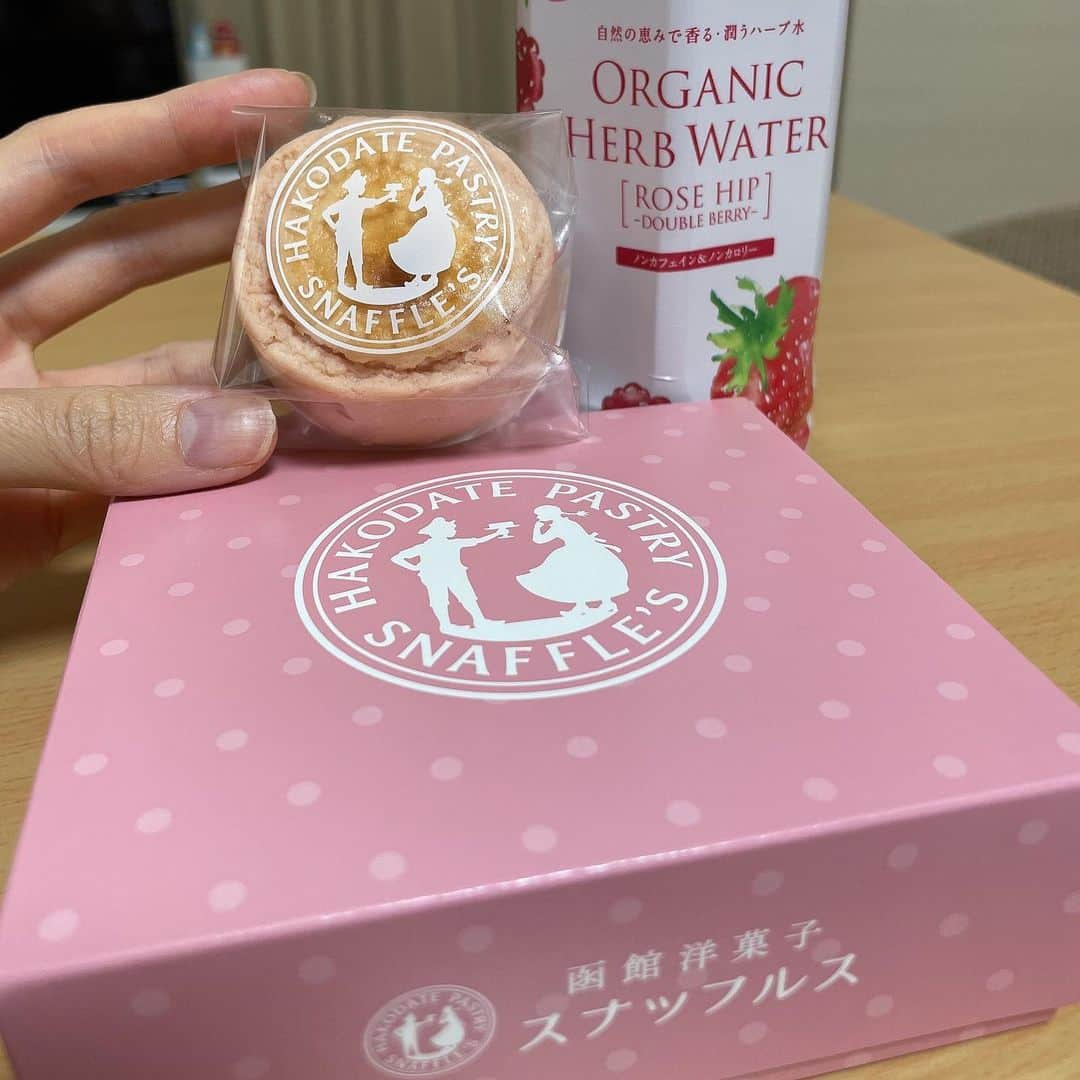 たまたまこのインスタグラム：「#スナッフルス 期間限定で苺🍓🍓🍓 やべーーー！即買い、美味すぎ。 そして苺のハーブウォーターはたまたま見つけたんだけど無糖！！！ 甘いスイーツにはやっぱり甘くない飲み物だよね。 全然甘くないのに苺の香りは甘くて最高❤️ 苺大好き。」