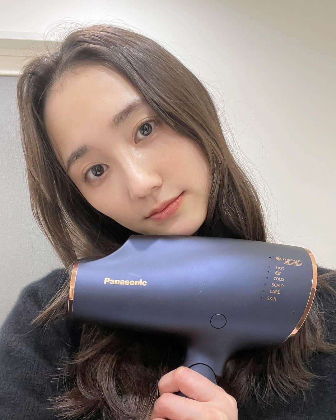 鈴木友菜さんのインスタグラム写真 - (鈴木友菜Instagram)「最近使い始めた @panasonic_beauty の高浸透ナノイーを搭載したナノケアドライヤー 強弱差のある風で素早く乾くし、髪の内部までうるおってしっとりまとまる👶🏻 5つのモードがあるので仕上げのツヤ出しもできて、約60 ℃の温風で地肌ケアもドライヤーで日常的にできるのは嬉しい👌🏻 #パナソニックビューティ　#高浸透ナノイー　#ナノケアドライヤー　#おうち美容　#べスコス5冠達成　#PR」2月5日 16時42分 - yuuna_suzuki